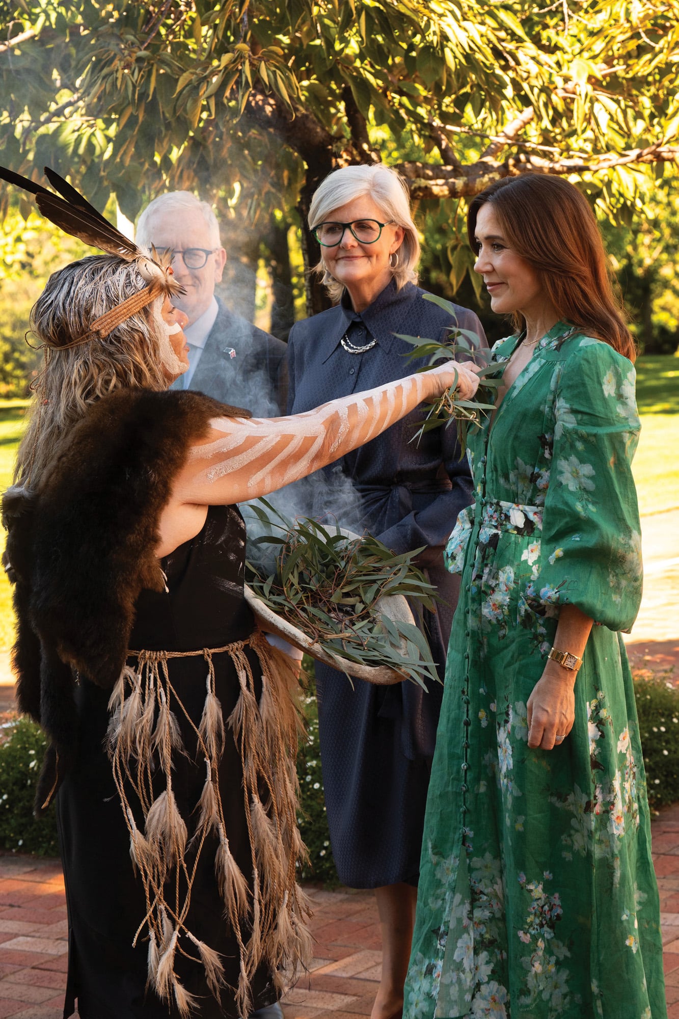 El pueblo Anangu les rindió
homenaje. Ella eligió un vestido de
Zimmermann, con estampado floral
y mangas abullonadas