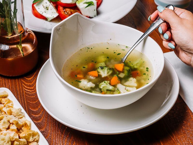 El chef Michelin Jordi Cruz y el truco para para un caldo de verduras perfecto