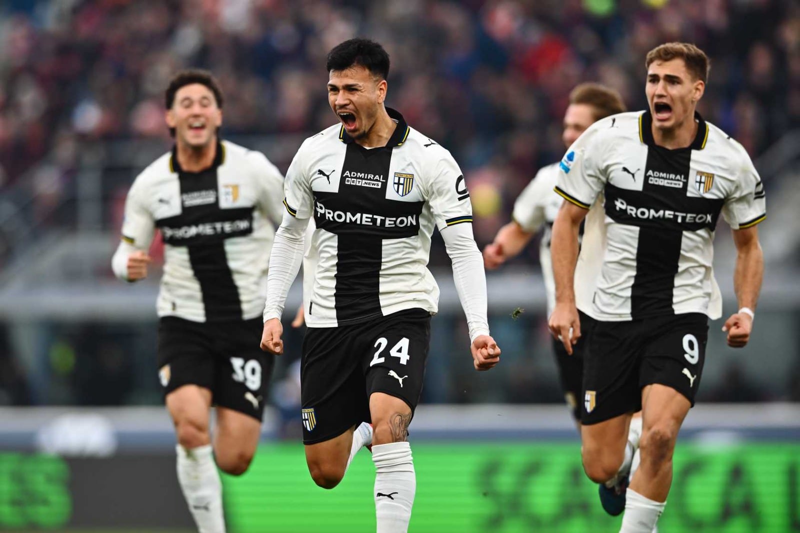 El grito de gol de Christian Ordóñez junto a Mateo Pellegrino, tras marcar un golazo sobre la hora que le dio el triunfo a Parma en el último clásico ante Bologna