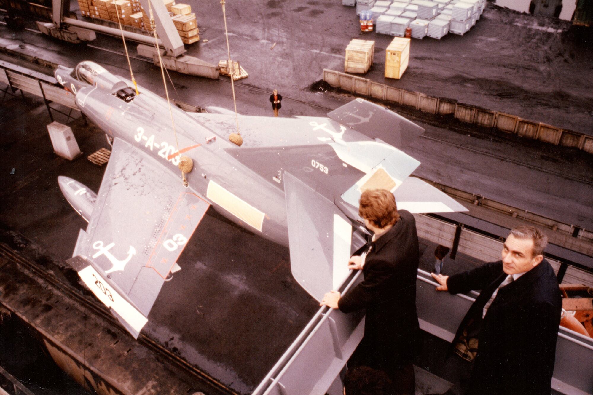 El mítico Super Etendard (3-A-203) durante su arribo al país a bordo del buque Cabo de Hornos