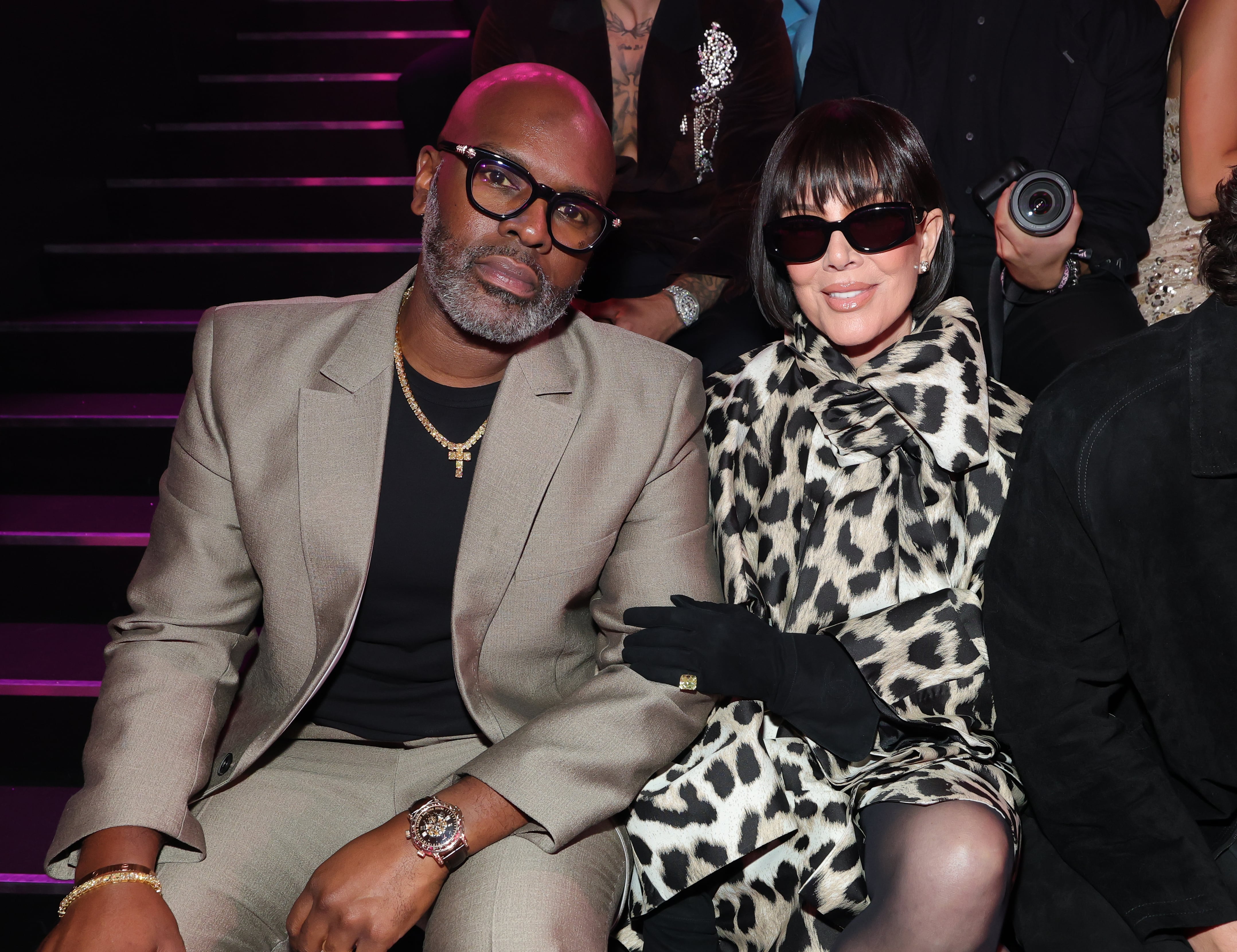 Kris Jenner asistió al espectáculo junto a su pareja, Corey Gamble, para acompañar a su hija Kylie en su debut como modelo de la firma. La empresaria y protagonista del reality The Kardashians siguió el desfile desde la primera fila y registró con su teléfono el momento en que su hija apareció sobre la pasarela con el famoso Fantasy Bra