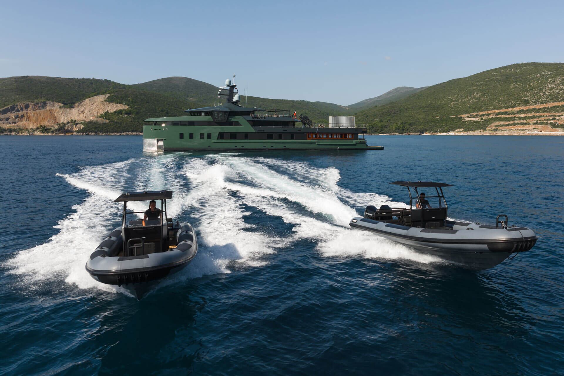 El Pink Shadow transporta dos lanchas semirrígidas, motos de agua y un velero, además de mil