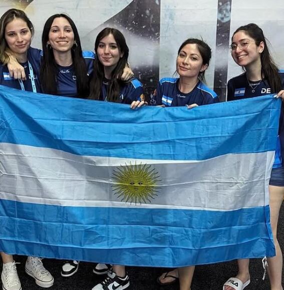 Lucía Dubra junto a sus compañeras de la selección argentina en el Mundial de 2023