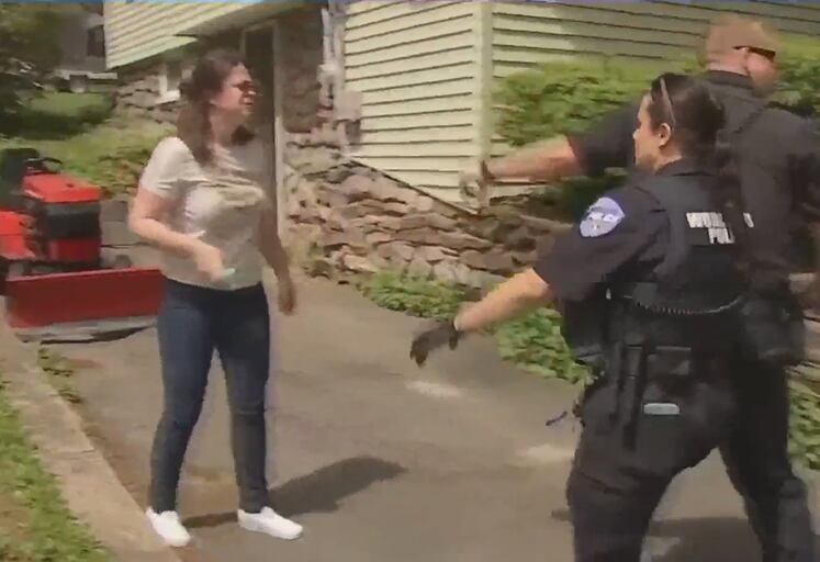 Ashley Spring, de 38 años, fue arrestada durante el operativo tras arrojar un líquido a los agentes de ICE