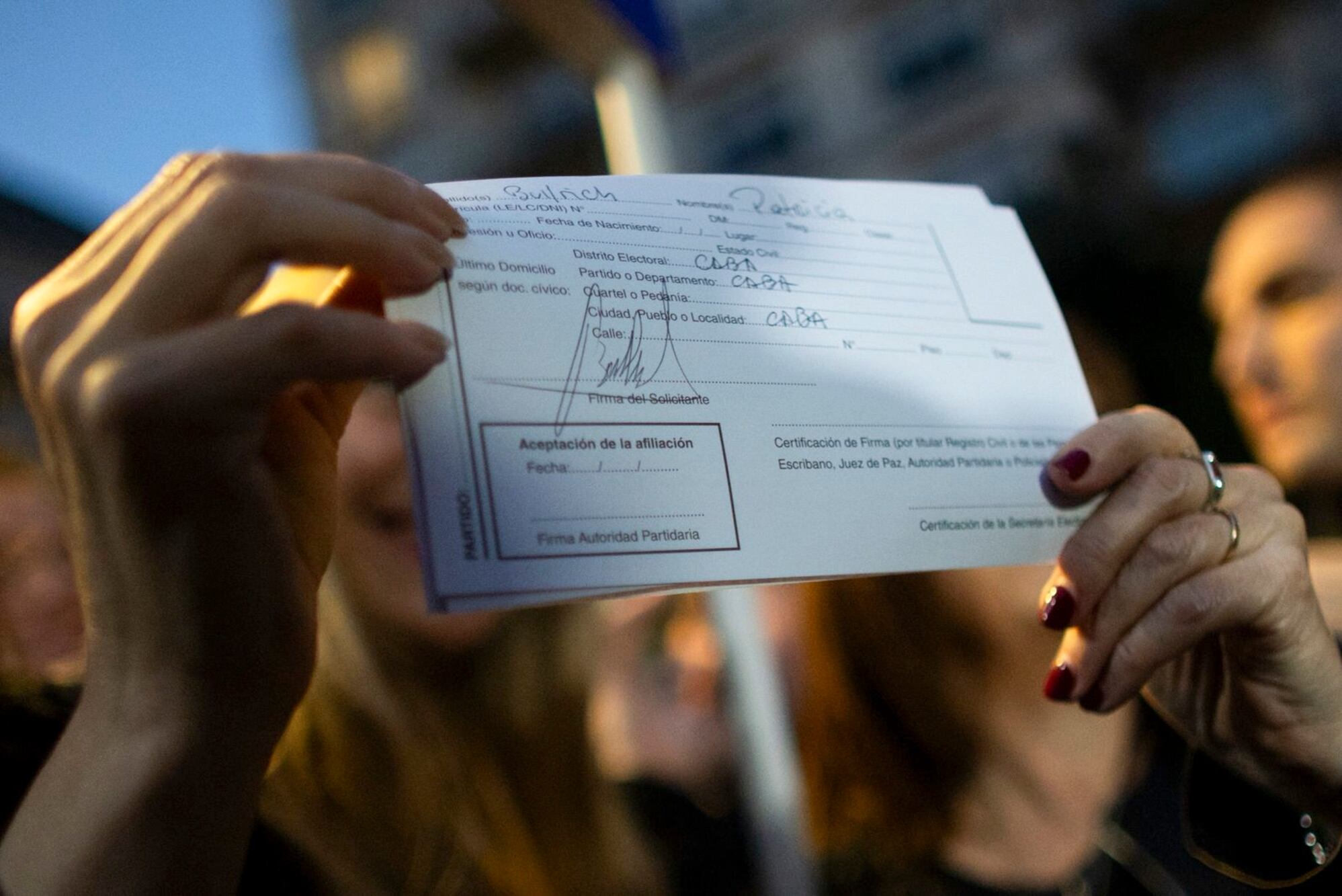 La firma de Patricia Bullrich en la ficha de afiliación a LLA