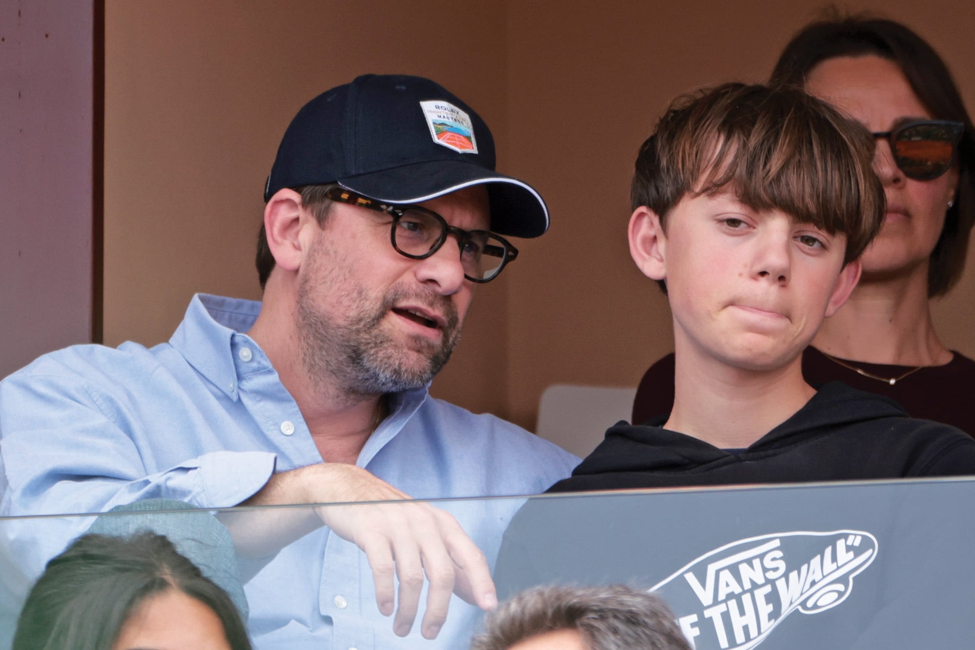 El escritor Nicolas Mathieu (en pareja con Charlotte) estuvo en una de las jornadas con su hijo, Oscar