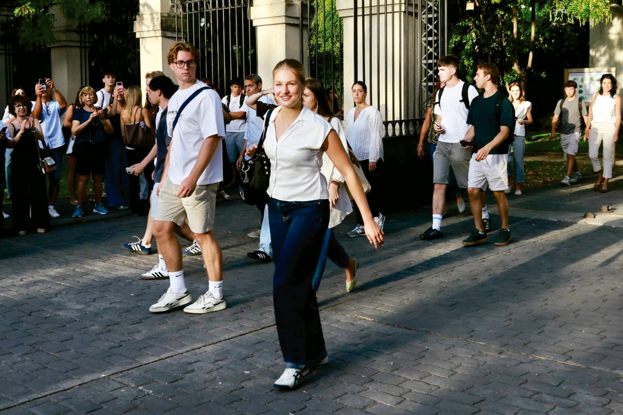 Cuando terminó la jornada, salió del campus caminando entre sus compañeros