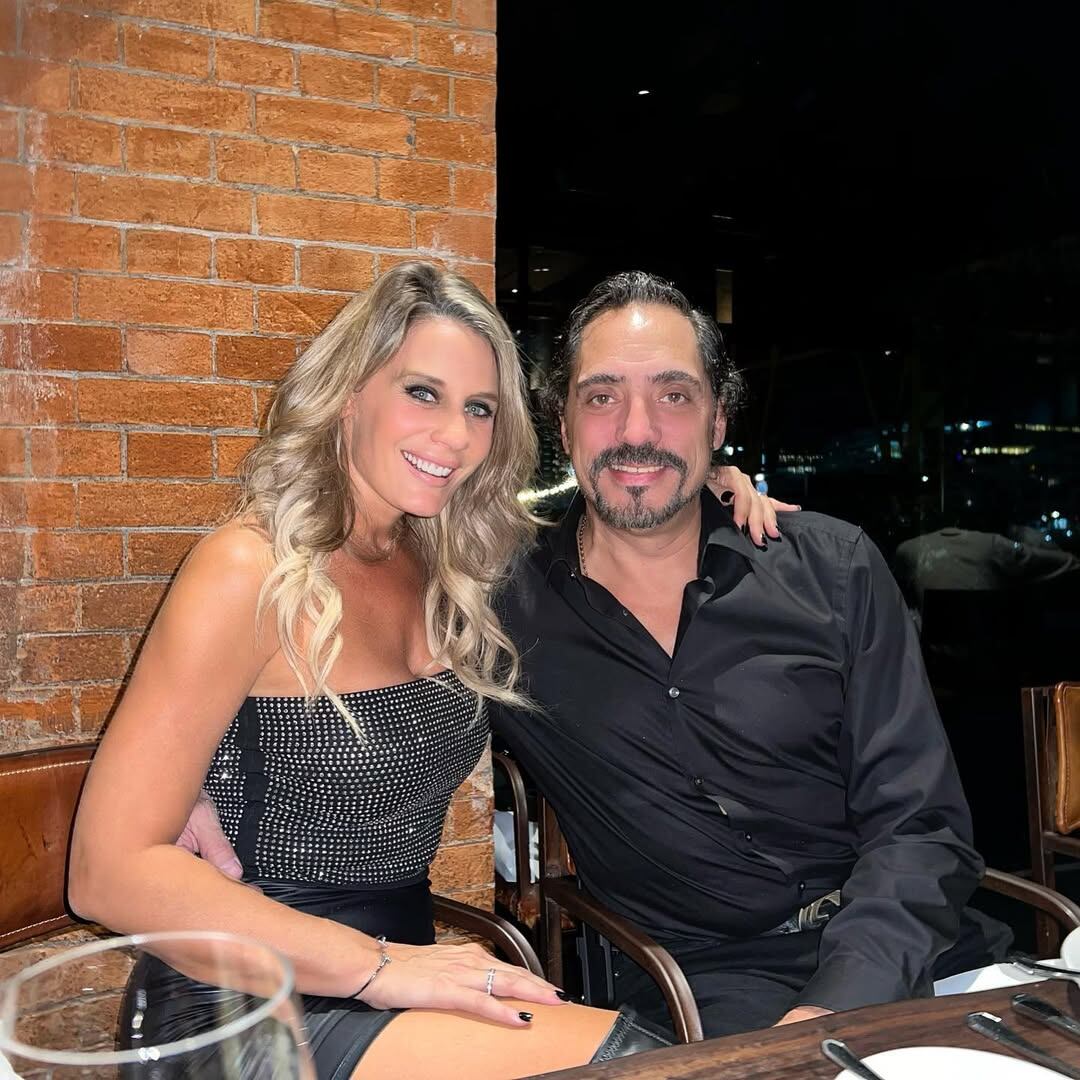 Su tío Eduardo junto a su pareja, Rocío Marengo.