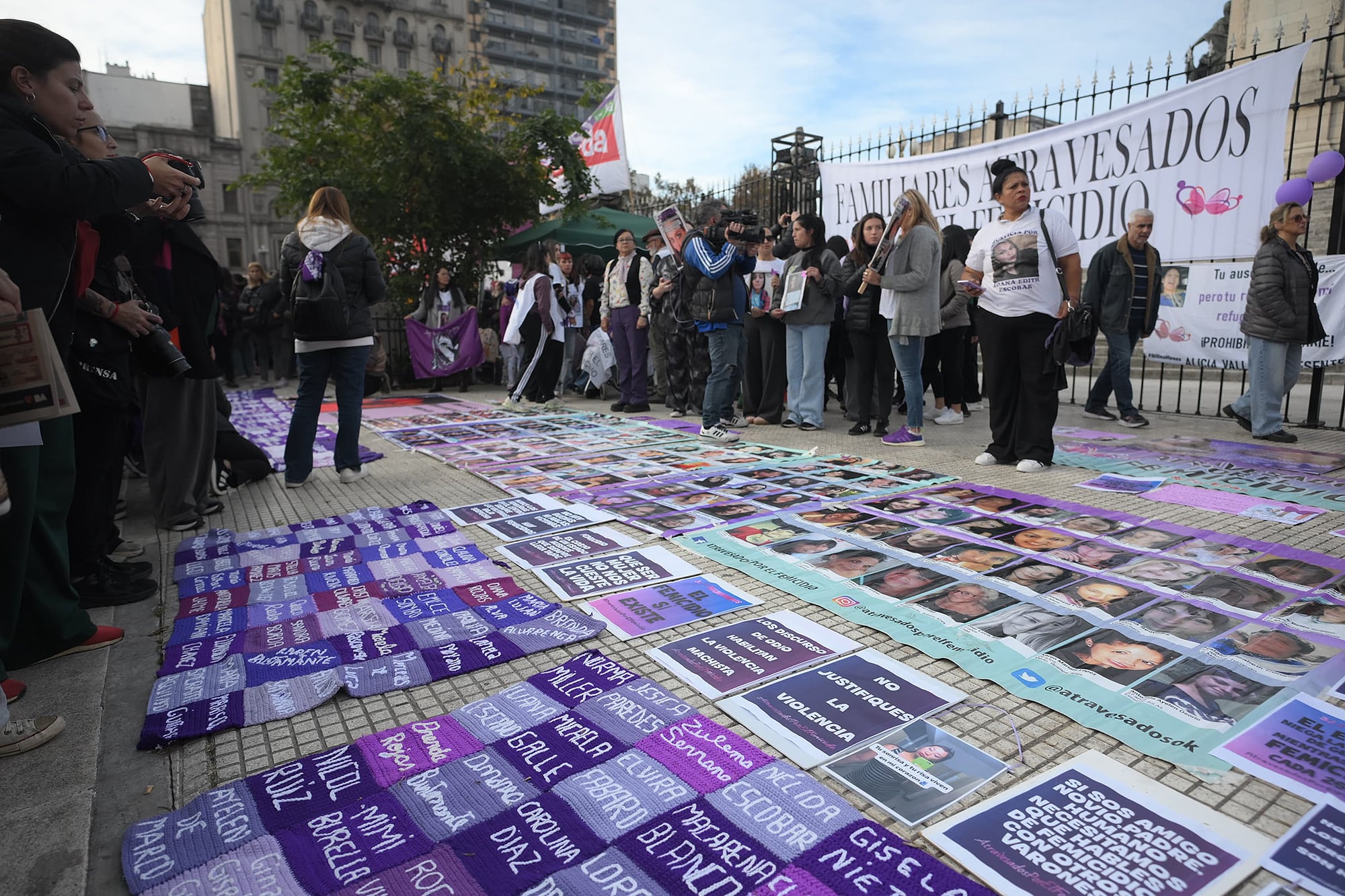 Las veredas intervenidas con los rostros de las víctimas