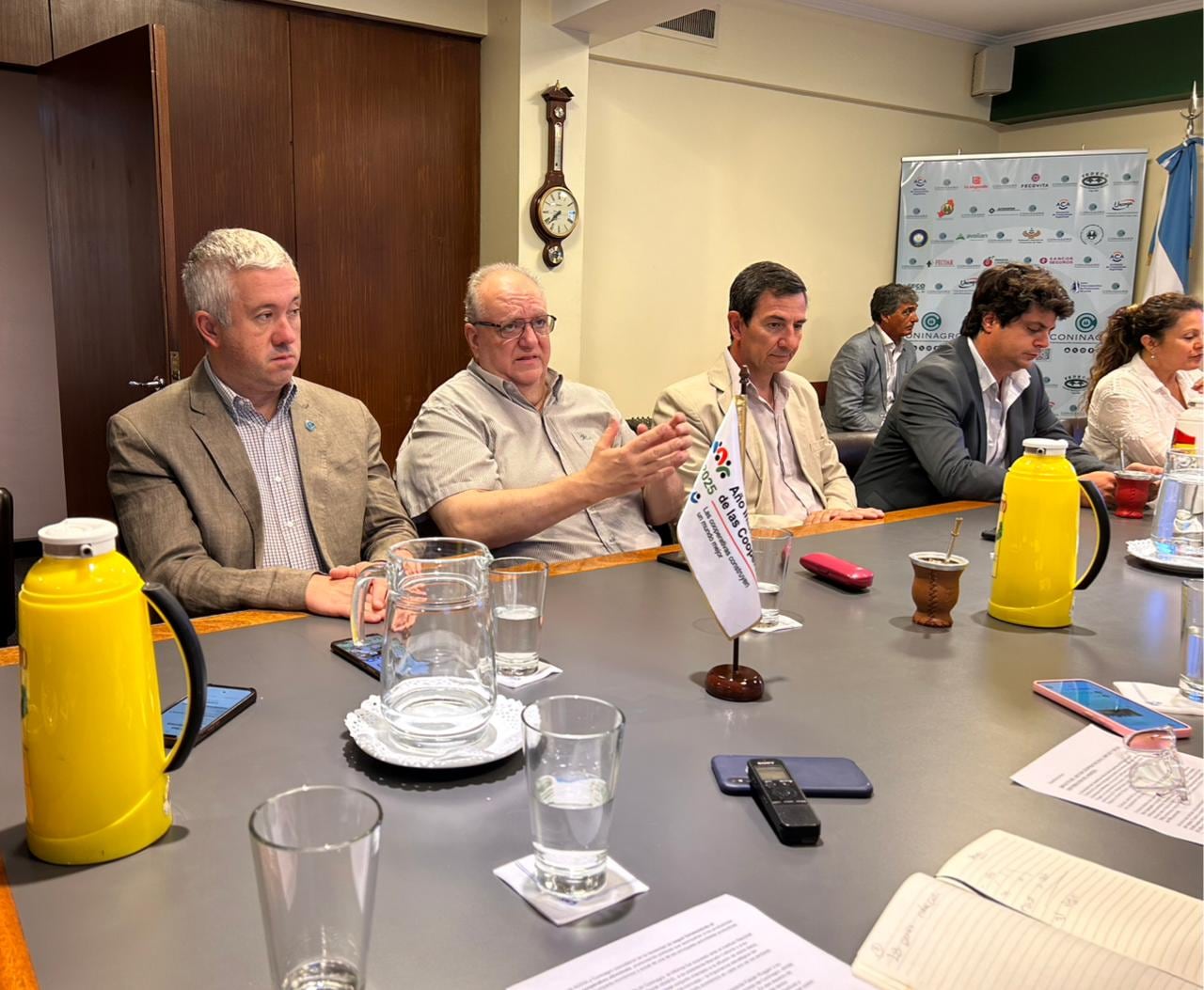El presidente de Acovi, Fabián Ruggieri; el vicepresidente de Coninagro, miembro de Fecovita, Marcelo Federici, y el gerente de Acovi, Nicolás Vicchi