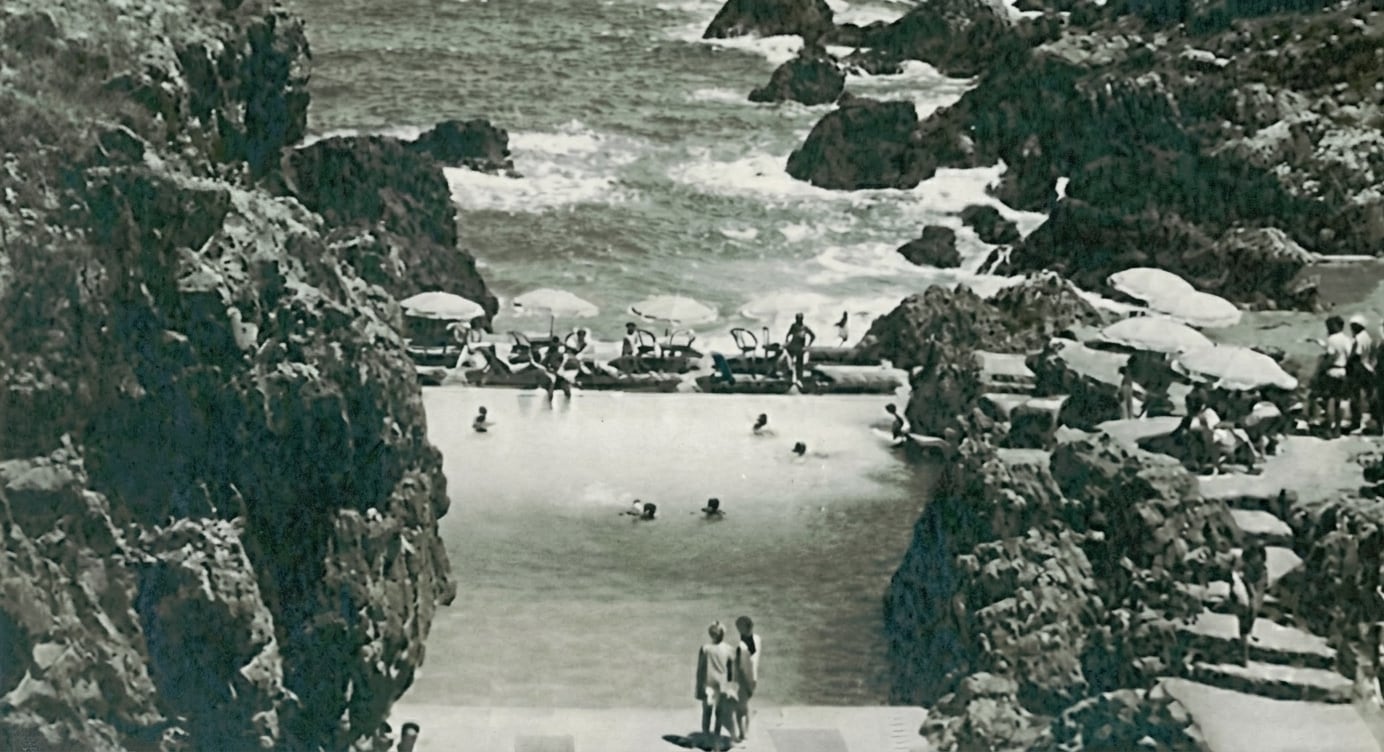 Para llenar la pileta usaban el agua del mar que golpeaba contra las rocas (Foto: YouTube)