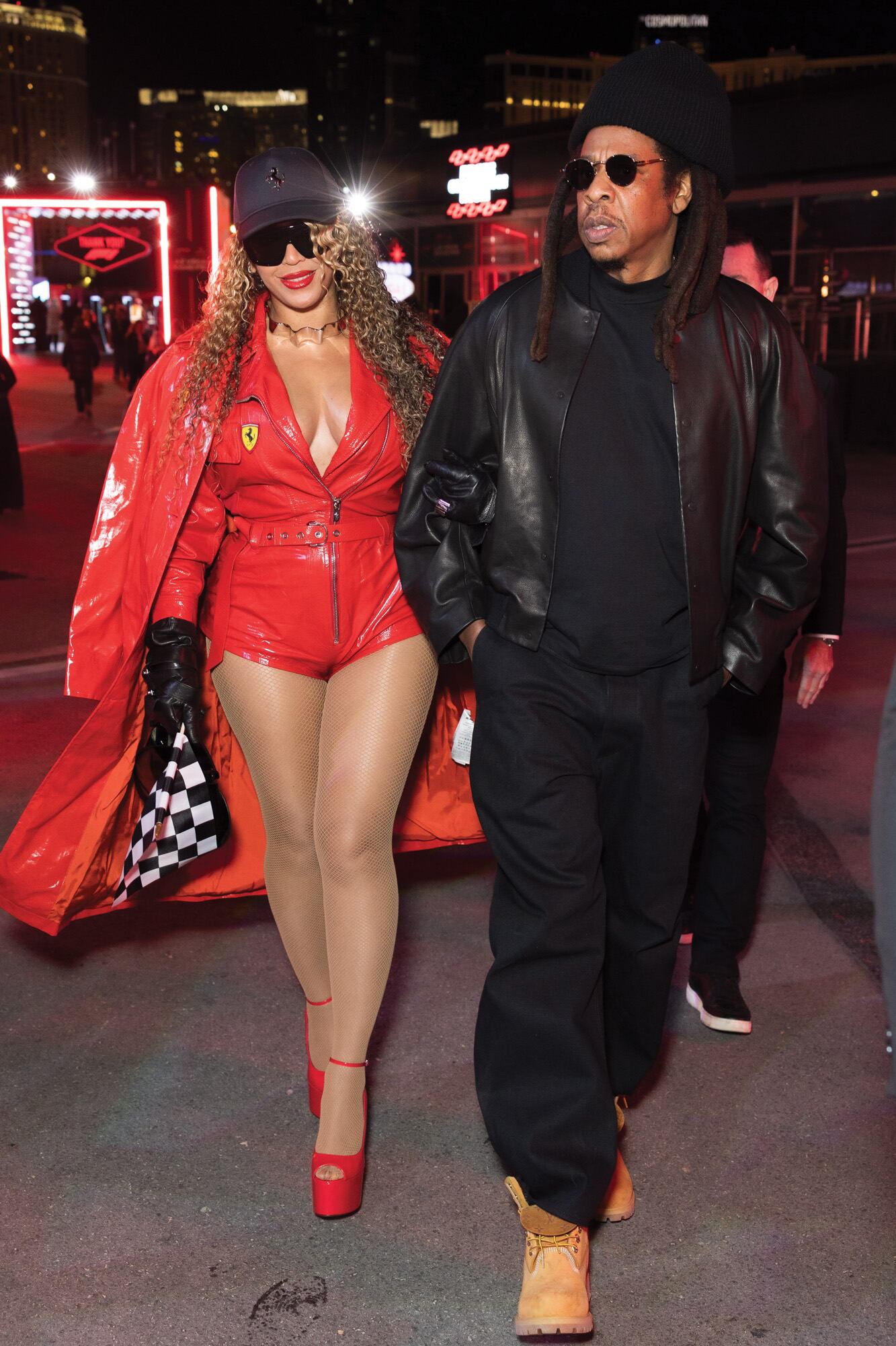 Beyoncé y Jay-Z visitaron el garaje de Ferrari, donde ella vistió un jumper rojo de la firma, con abrigo y plataformas del mismo color