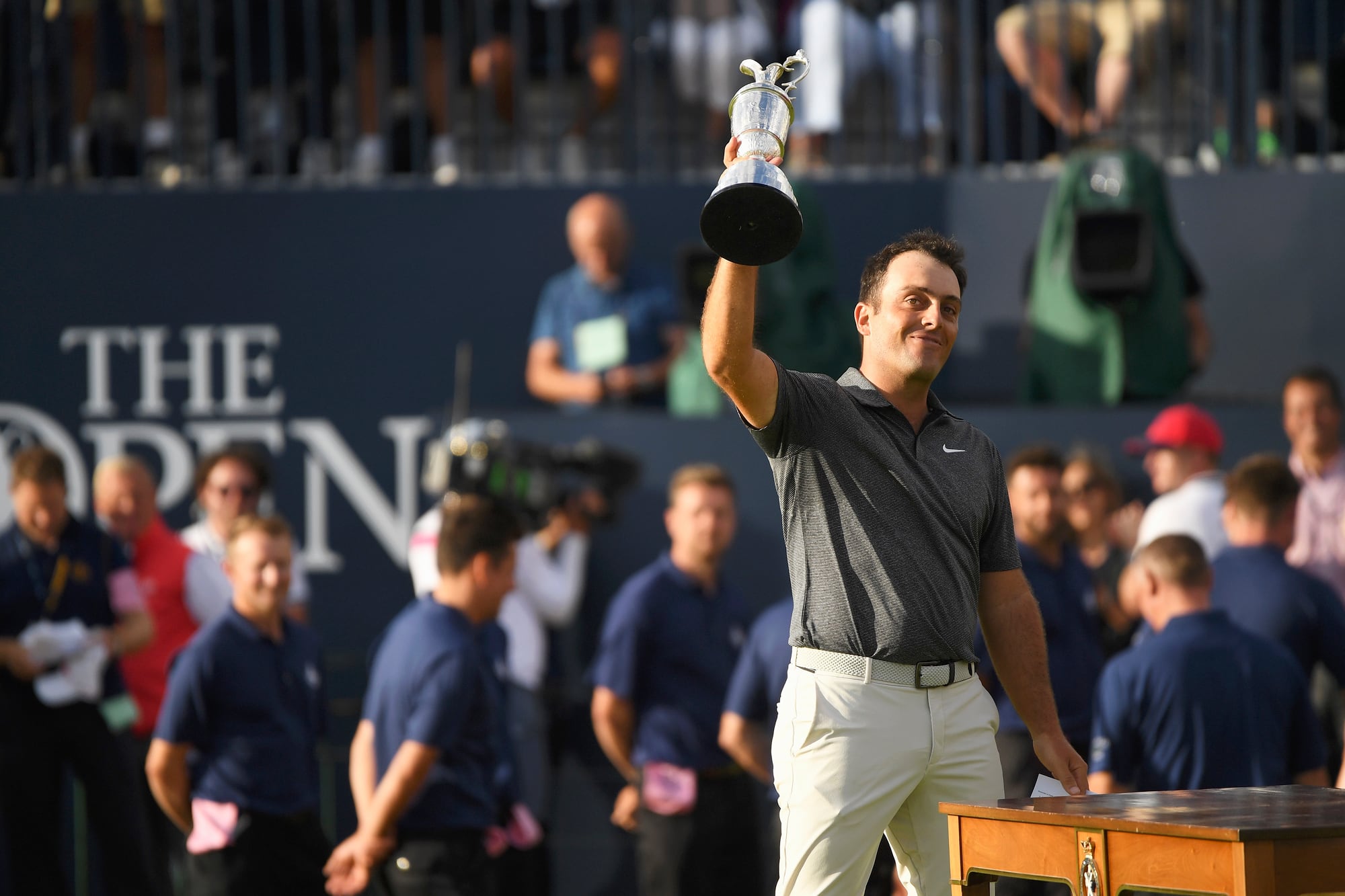 CARNOUSTIE, ESCOCIA - 22 DE JULIO: Francesco Molinari, de Italia, celebra con la Jarra Claret tras ganar el 147.º Campeonato Abierto Británico de Golf en el Club de Golf de Carnoustie el 22 de julio de 2018 en Carnoustie, Escocia. (Foto de Harry How/Getty Images)