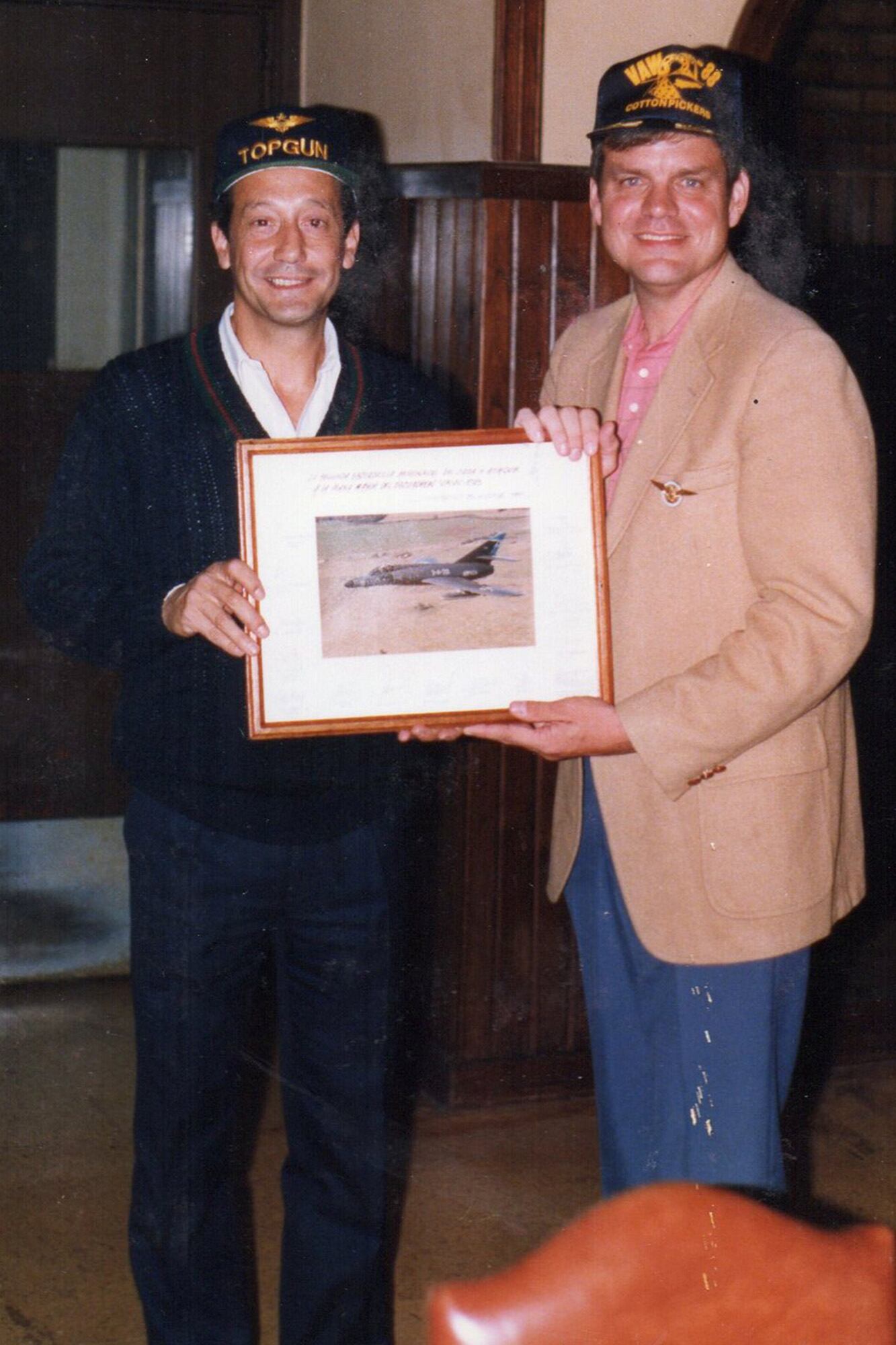 Marco Benítez, veterano de Malvinas y destacado piloto de Skyhawk A-4Q, recibe una distinción de un par norteamericano