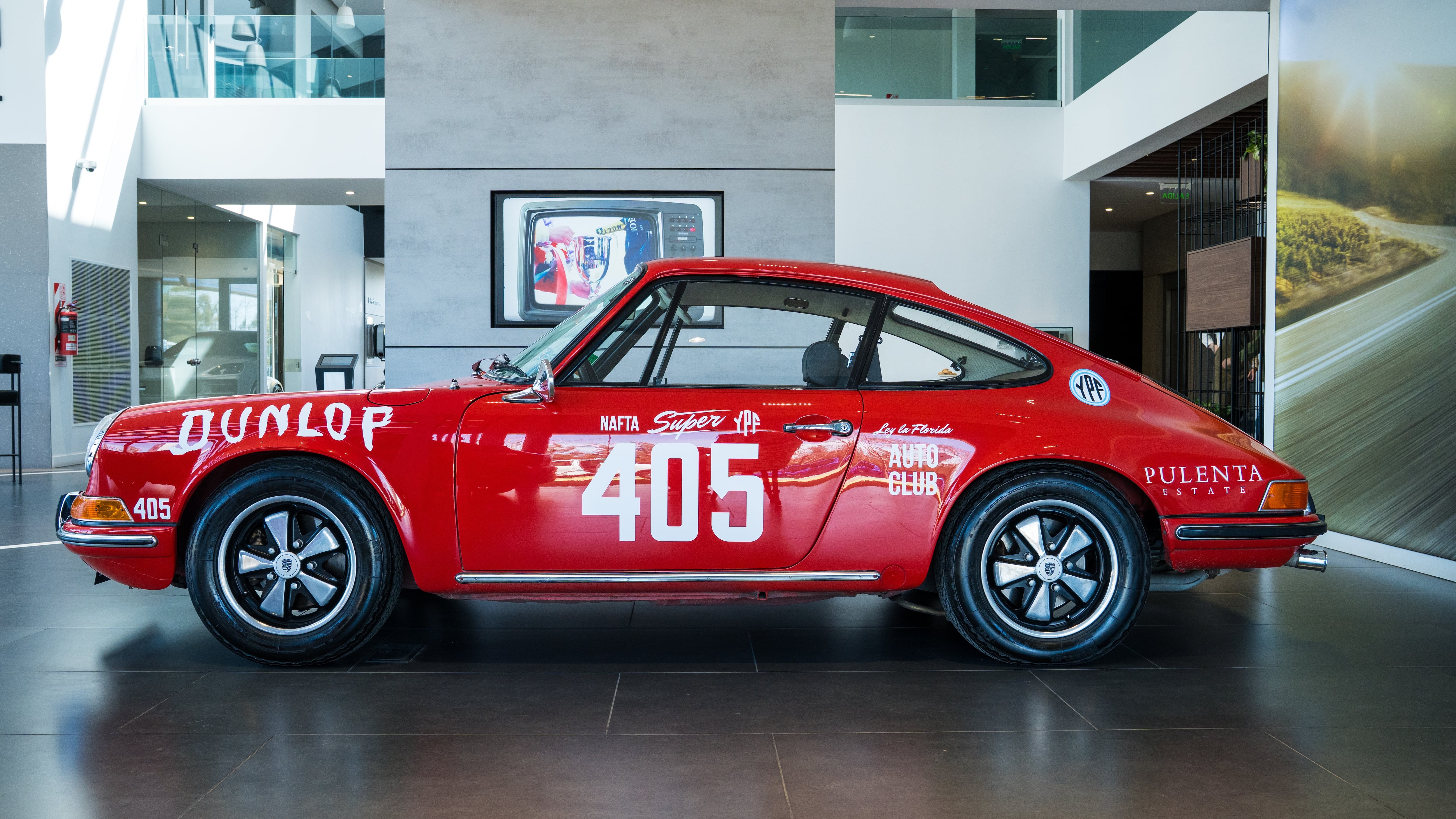 El 911 Dakar de Zasada estuvo retenido en la Aduana días antes de la carrera, por lo que para el encuentro con la prensa se utilizó el 911 T de 1966 decorado para la ocasión