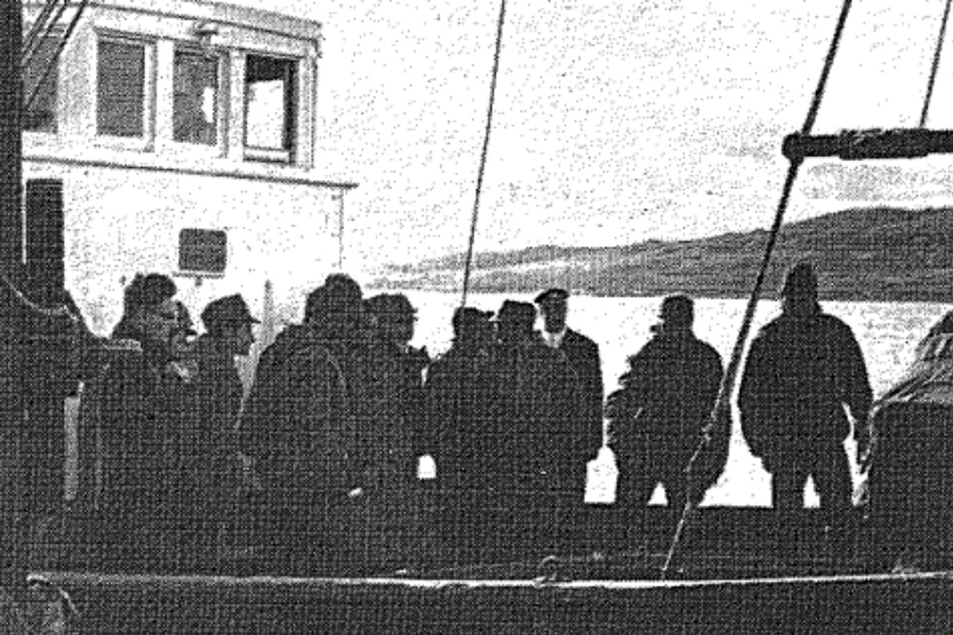 Integrantes del Operativo Cóndor fueron trasladados a Ushuaia en el ARA Bahia Buen Suceso, donde la tripulación civil los recibió como héroes