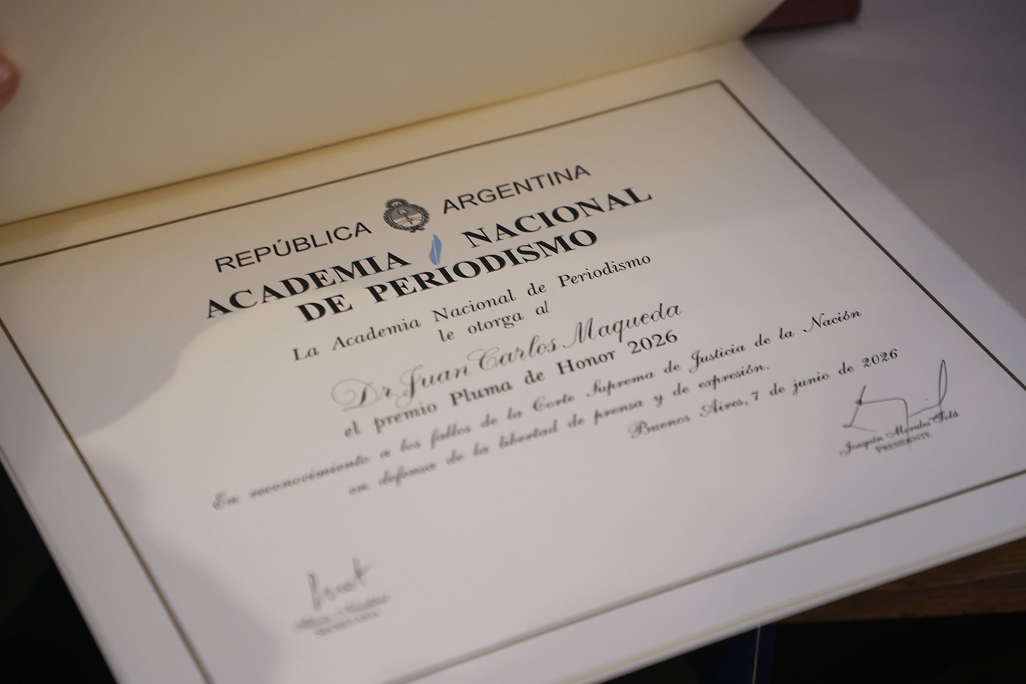 En fotos. El Dr. Juan Carlos Maqueda recibió la Pluma de Honor de la Academia Nacional de Periodismo 32 El exmiembro de la Corte Suprema de la Nación, distinguido con el premio Pluma de Honor