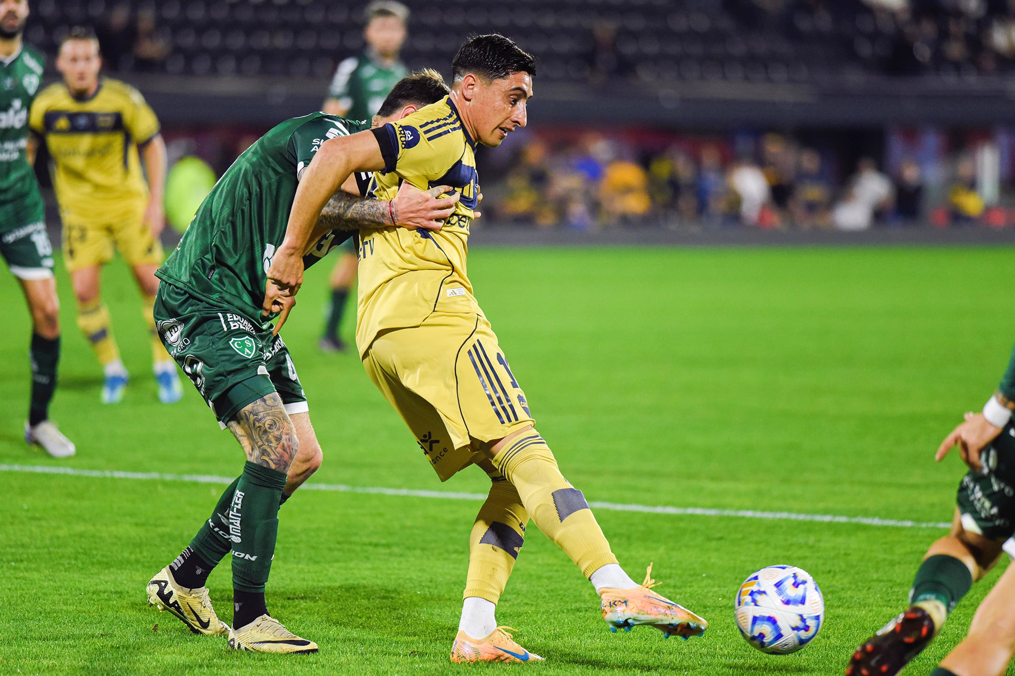 Boca vs. Sarmiento, en vivo, por la Copa Argentina: el minuto a minuto del partido 5 Miguel Merentiel, el capitán de Boca, cuida la pelota en el duelo ante Sarmiento de Junín por la Copa Argentina