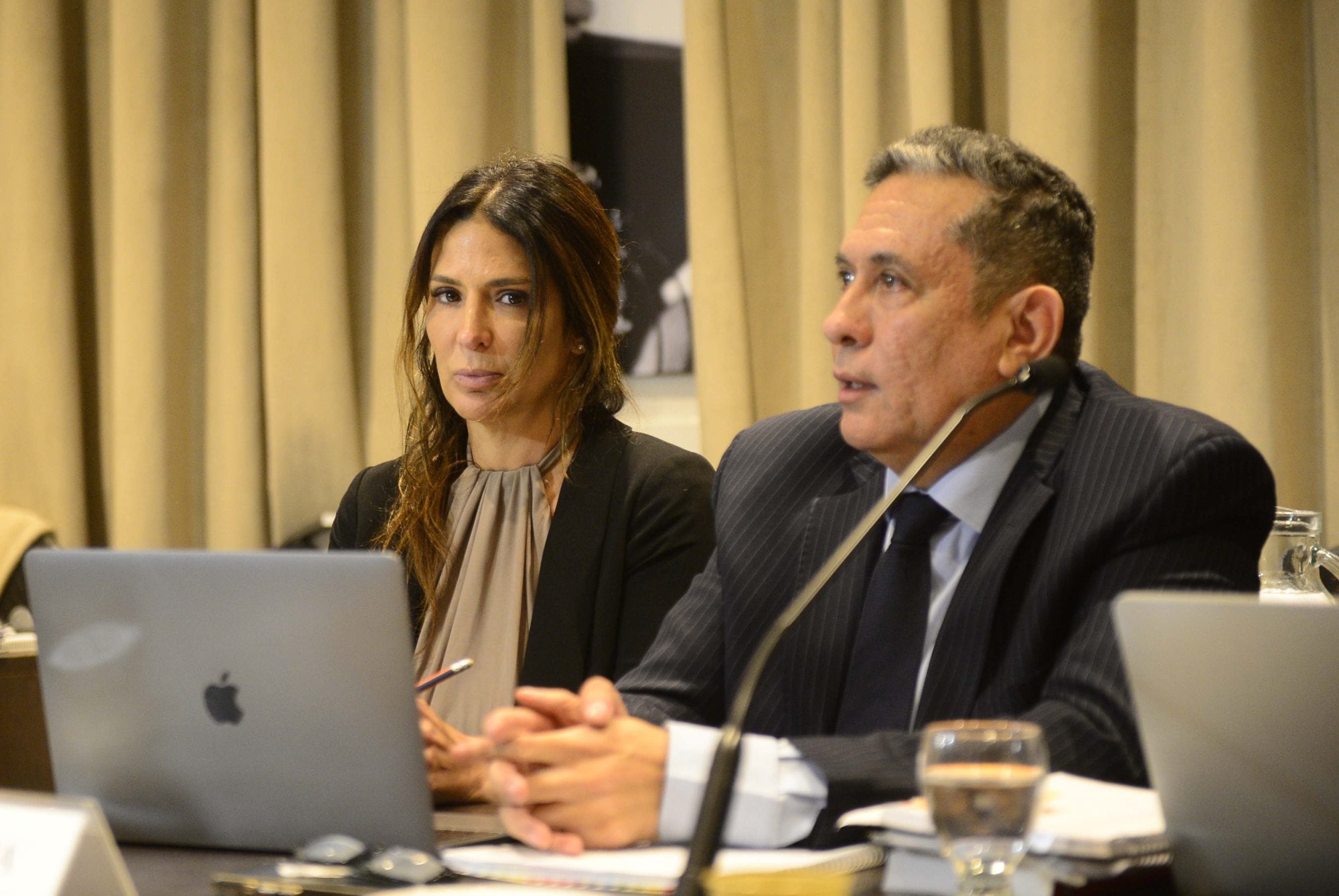 La jueza Julieta Makintach y su abogado Darío Saldaño en la primera audiencia del jury