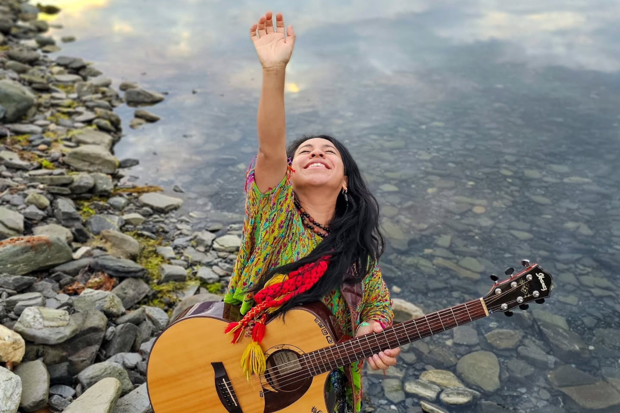 La artista creció rodeada por las canciones improvisadas de sus padres en una comunidad indígena de Chimaltenango