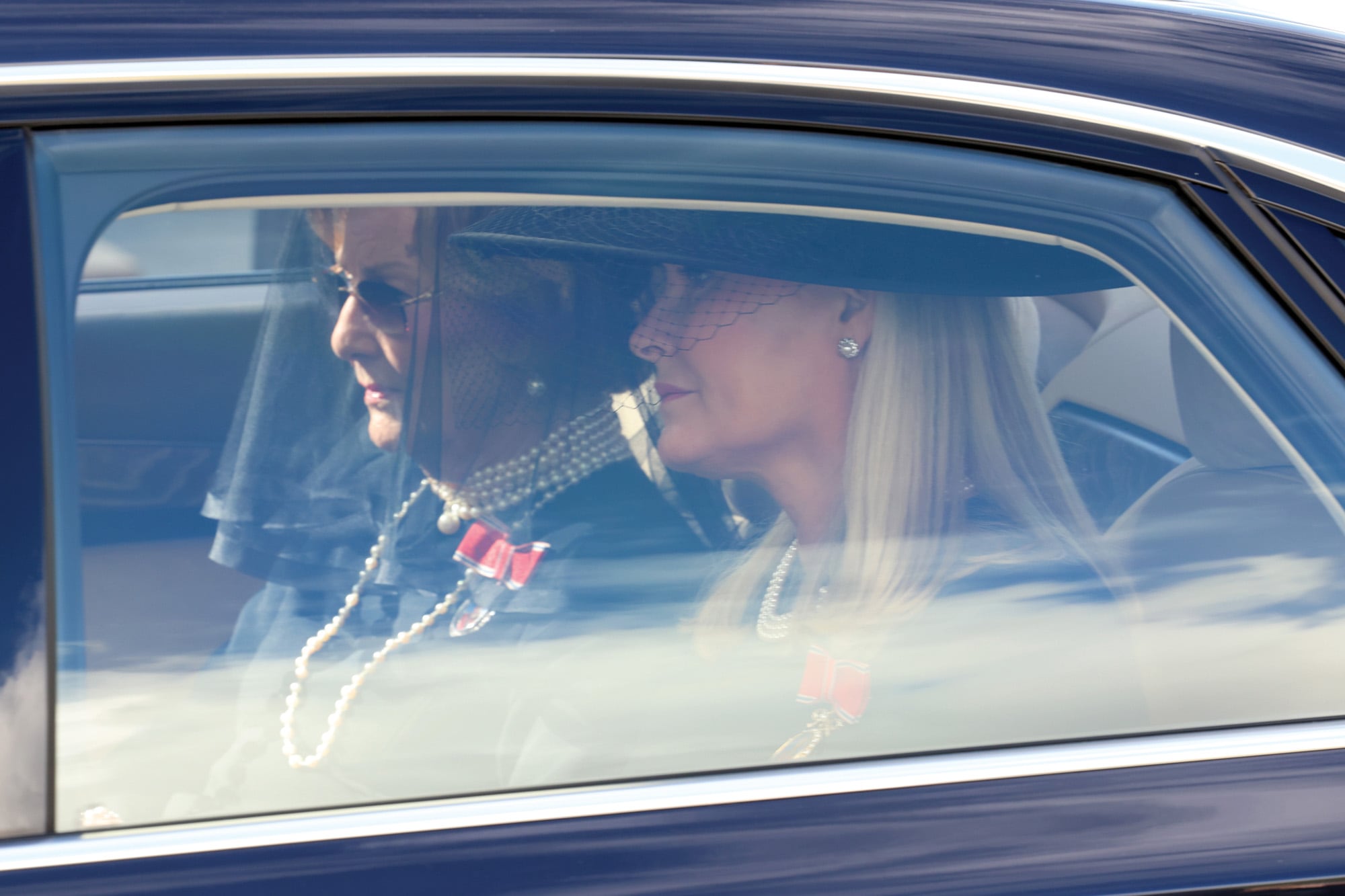 La reina viuda y la reina consorte llegaron juntas en auto: Mette-marit todavía se está recuperando de un trasplante de pulmón