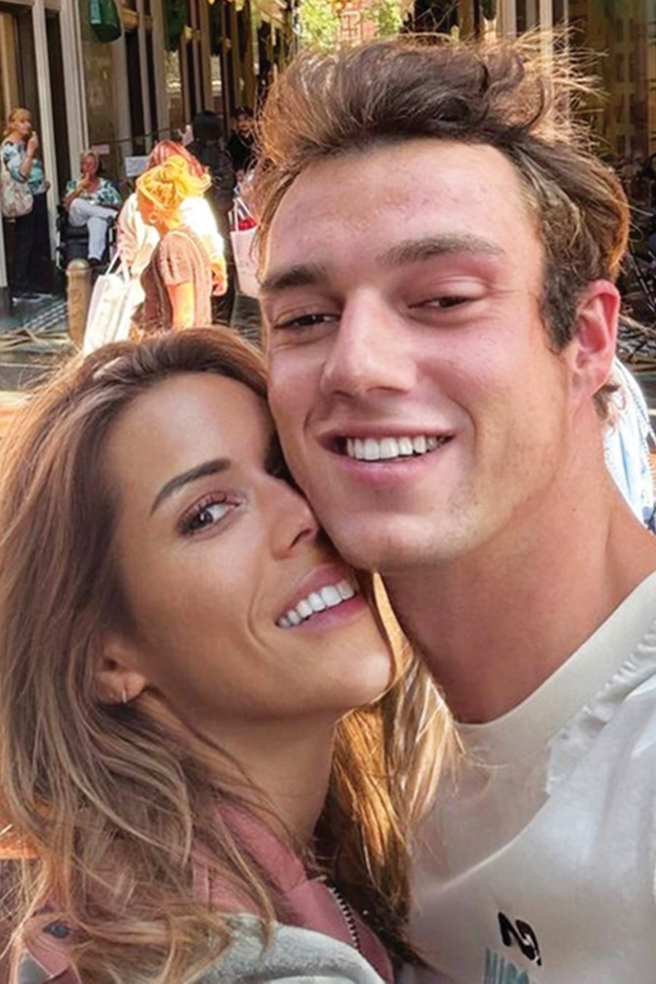 Tiphaine y Antoine Lecomte se conocieron hace unos meses en la ciudad costera
de Le Touquet, al norte de Francia. El pasado 30 de agosto la pareja blanqueó su relación tras compartir las primeras fotos de su escapada romántica a la ciudad de Ámsterdam