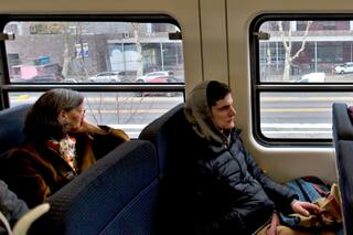 Los pasajeros, contentos y aliviados con el nuevo viaducto del tren San Martín