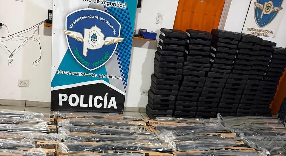 Interceptaron en la ruta 9 una camioneta que transportaba 131 armas
