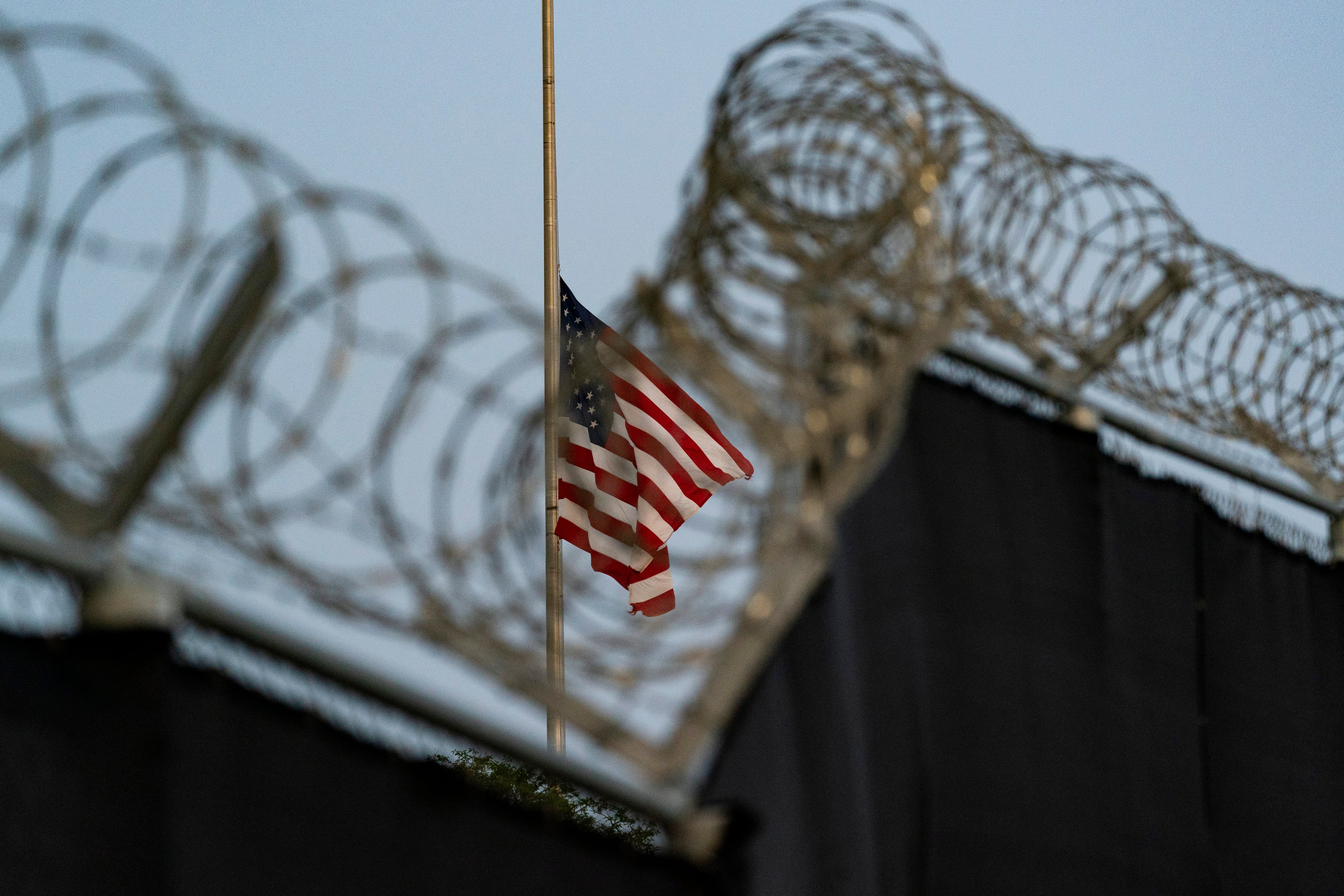 Una bandera ondea a media asta en el Campamento Justicia en la Base Naval de la Bahía de Guantánamo, Cuba
