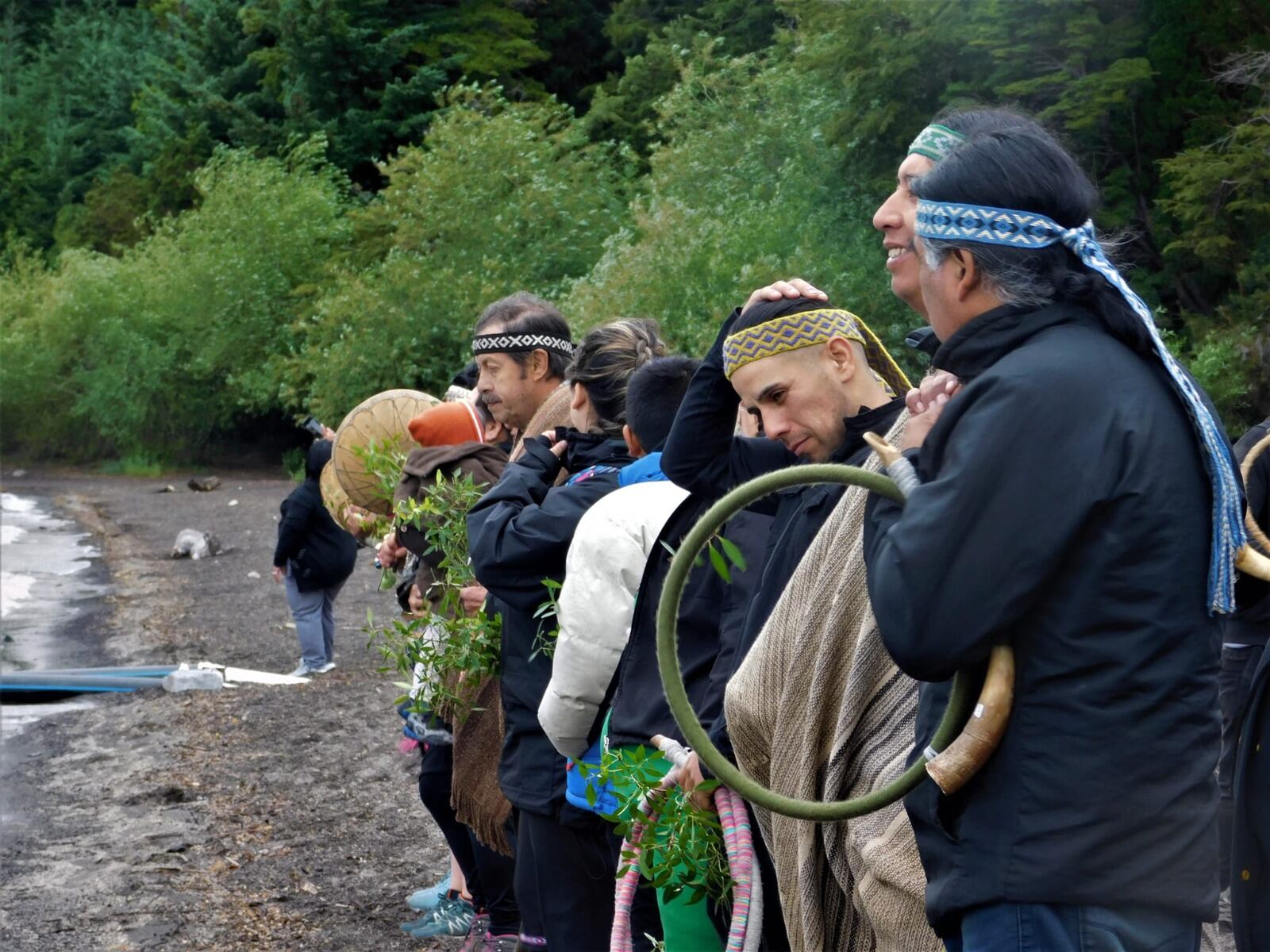 Mapuches instalados en la costa del lago Correntoso recusan a un juez y buscan frenar el desalojo