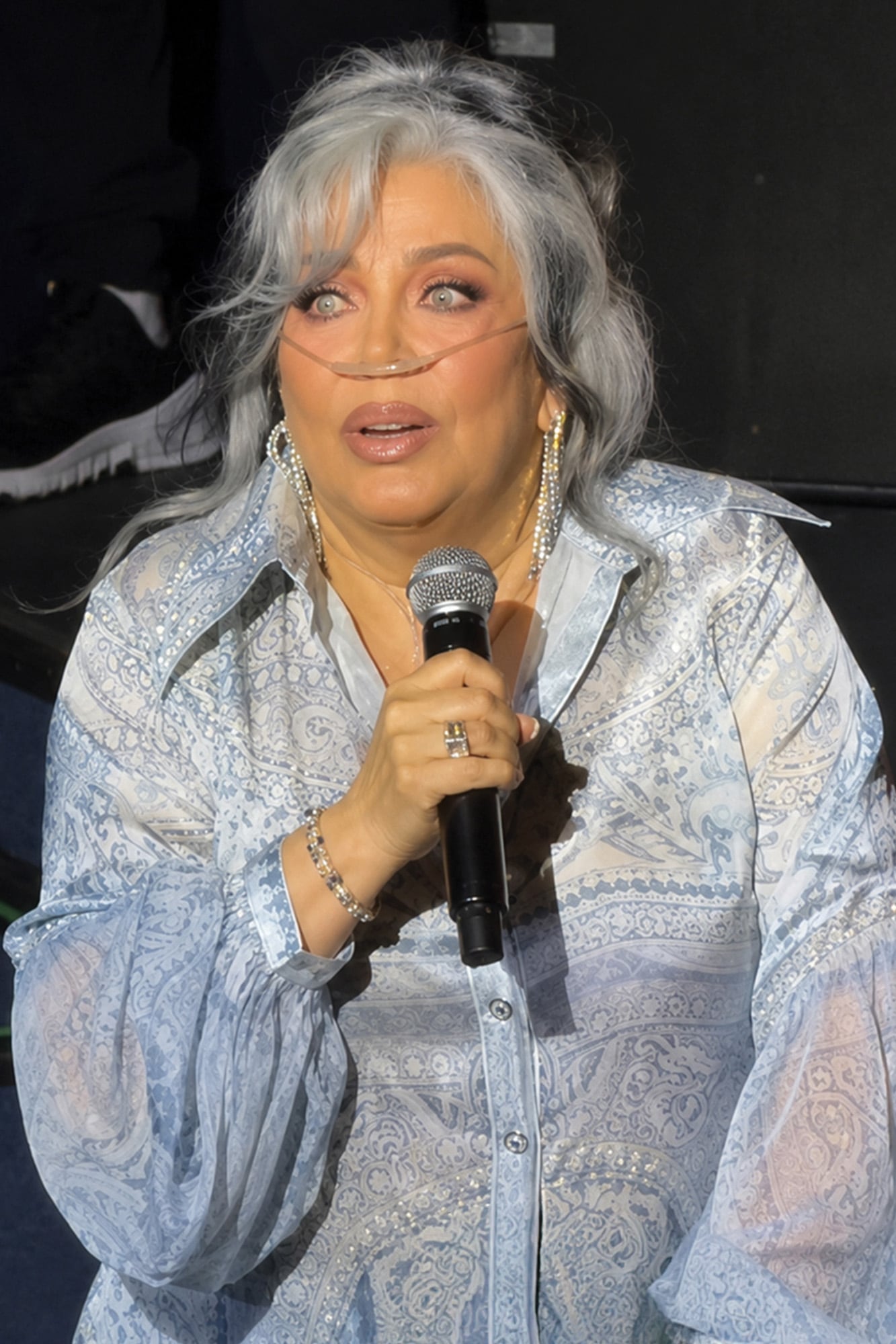 Verónica Castro,
quien generó
asombro y
preocupación por su
bigotera de oxígeno,
se mostró muy
emocionada al hablar
en público
