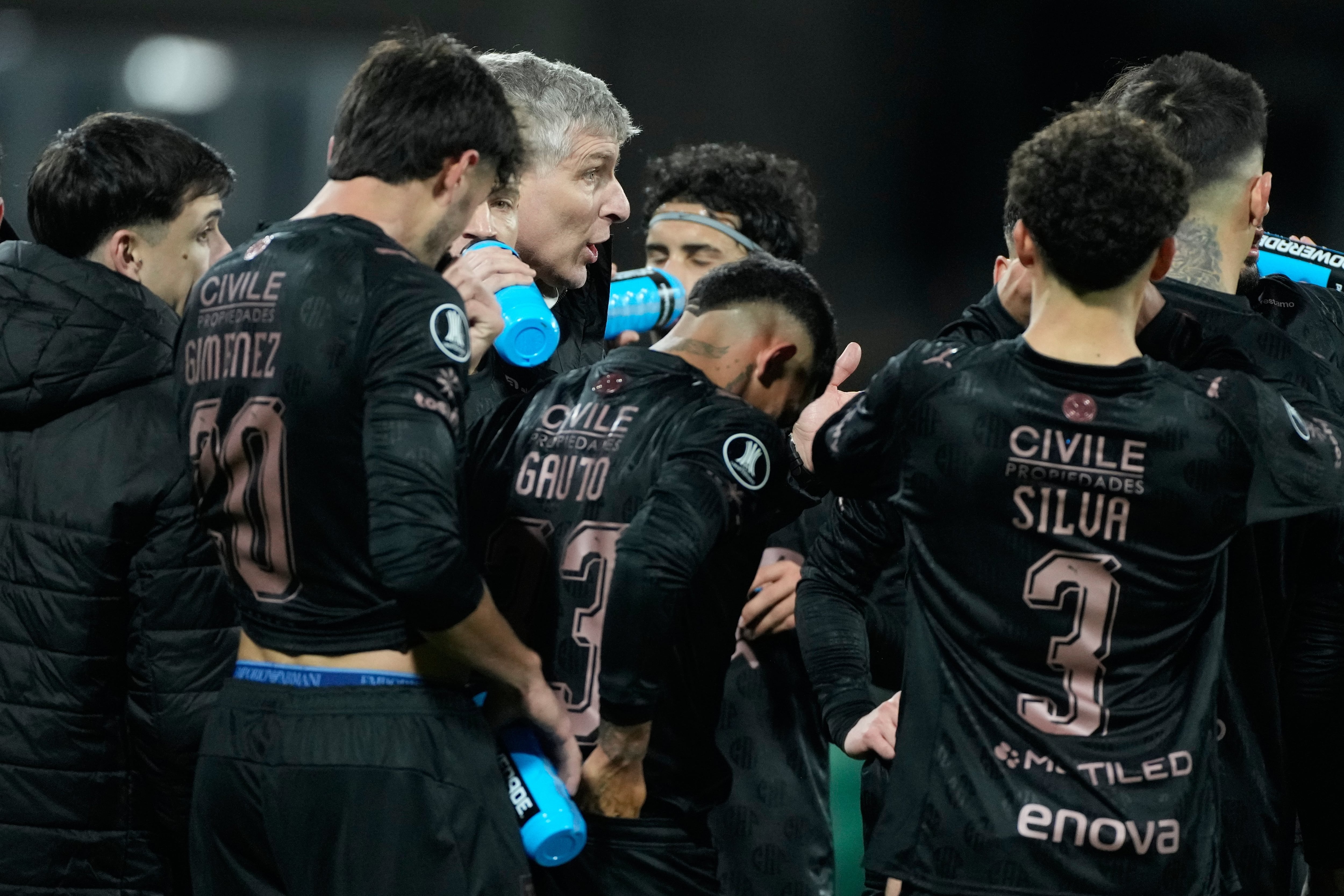 Martín Palermo trató de ajustar el funcionamiento de Platense durante la pausa de hidratación; el Calamar sufrió en el final