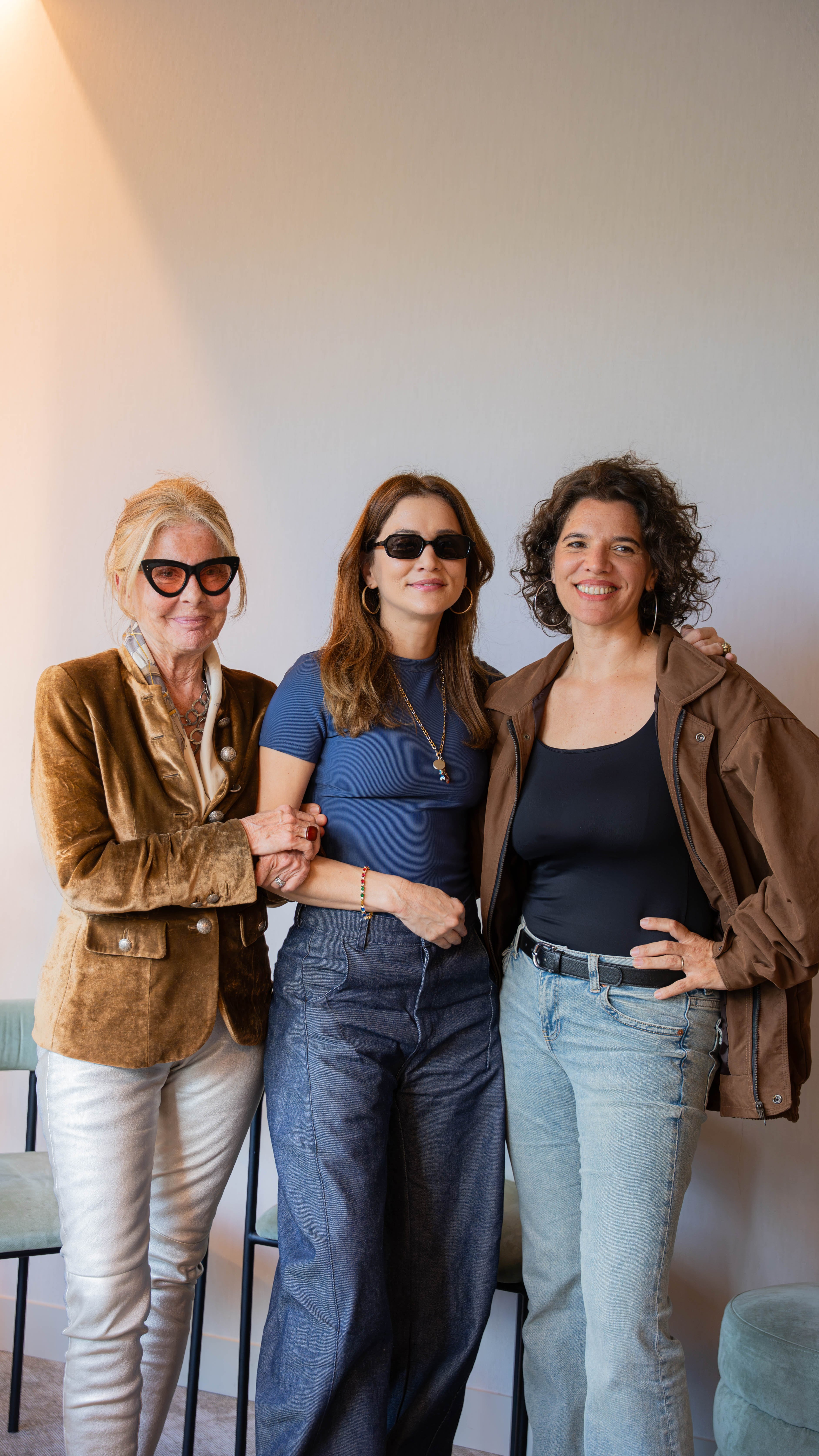Grace Gold junto a Bárbara Lombardo, protagonista de La gurú del amor, y Azul Lombardia, directora de la serie. La actriz reconoció que al principio sintió timidez frente al equipo, pero destacó el clima durante el rodaje: “Nunca vi una producción semejante. Todos amorosos”