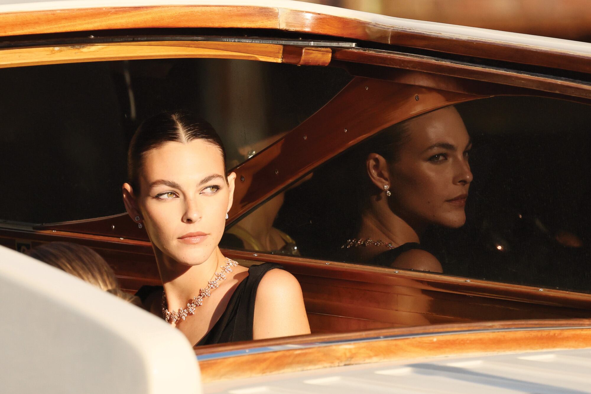 La novia de Leonardo DiCaprio,
Vittoria Ceretti, a bordo de un taxi acuático
tras salir del hotel Gritti Palace. Para la
ocasión, eligió un diseño escote en V que
combinó con una deslumbrante gargantilla
de diamantes y pendientes estilo botón.