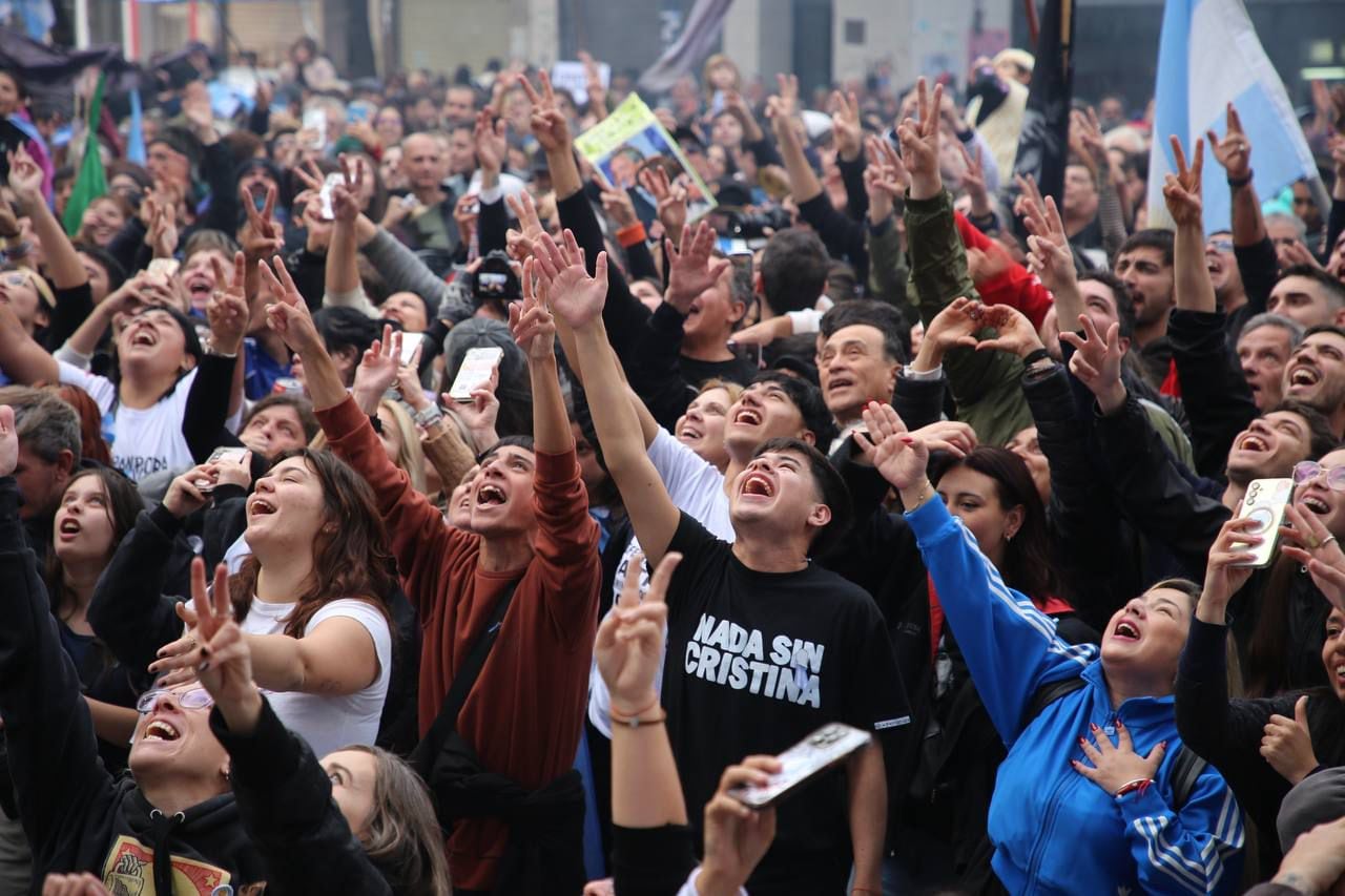 Los militantes cristinistas, este lunes, frente al departamento de la expresidenta