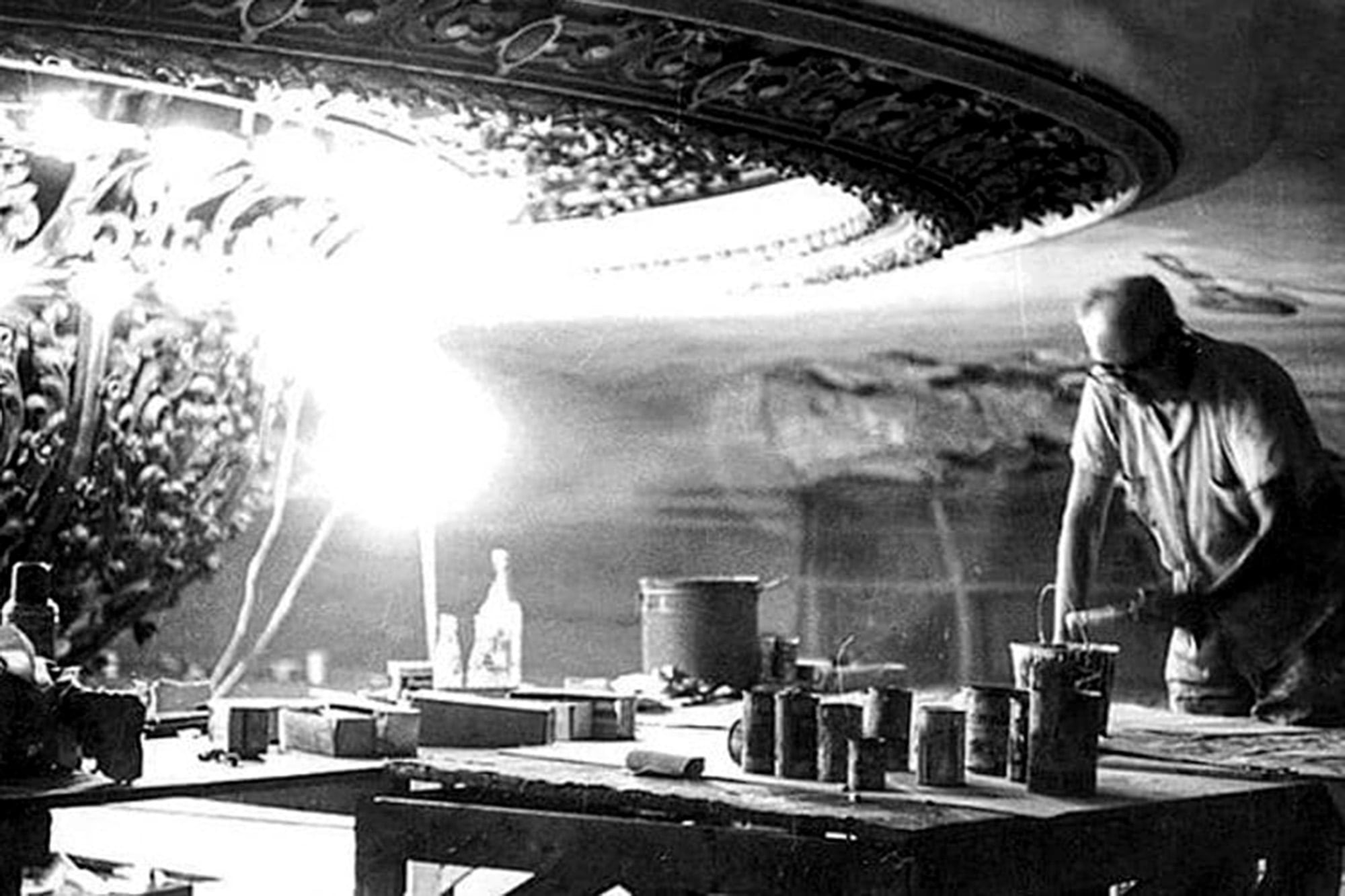 Raúl Soldi pintando la cúpula del Teatro Colón, en 1965