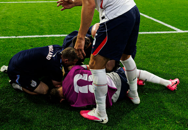 Un jugador de Inglaterra debió ser retirado en camilla pese a no haber jugado frente a México