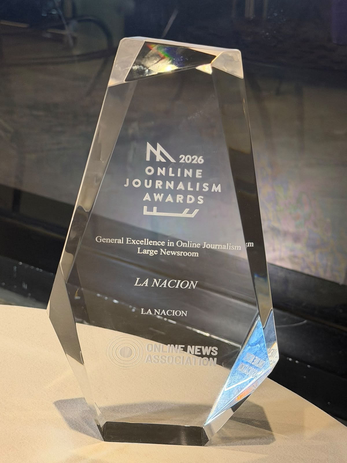 La estatuilla del premio máximo a la Excelencia Periodística en la plataforma digital otorgado por la Online News Association