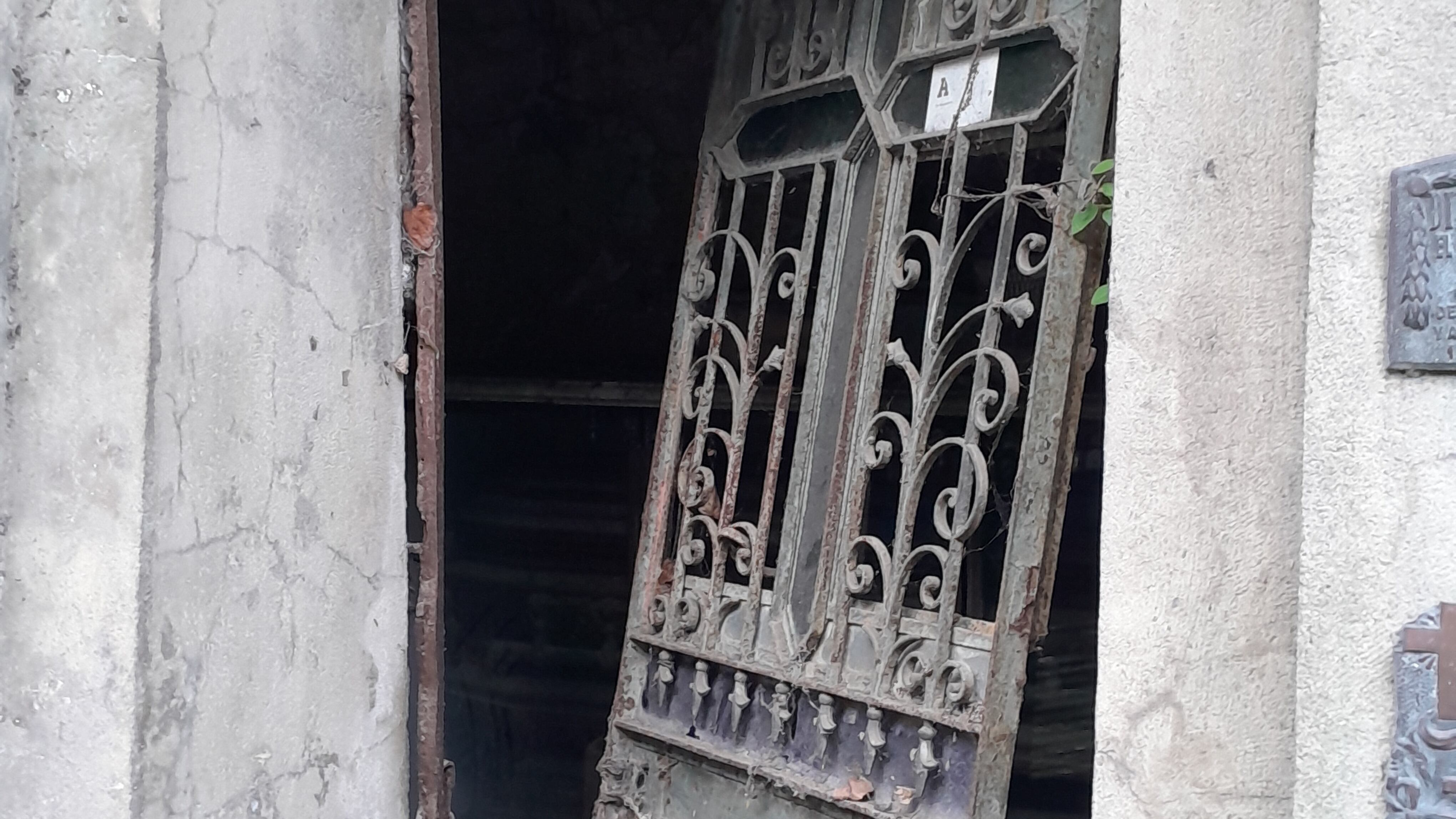 Bóvedas vandalizadas y profanadas en el cementerio municipal de La Plata