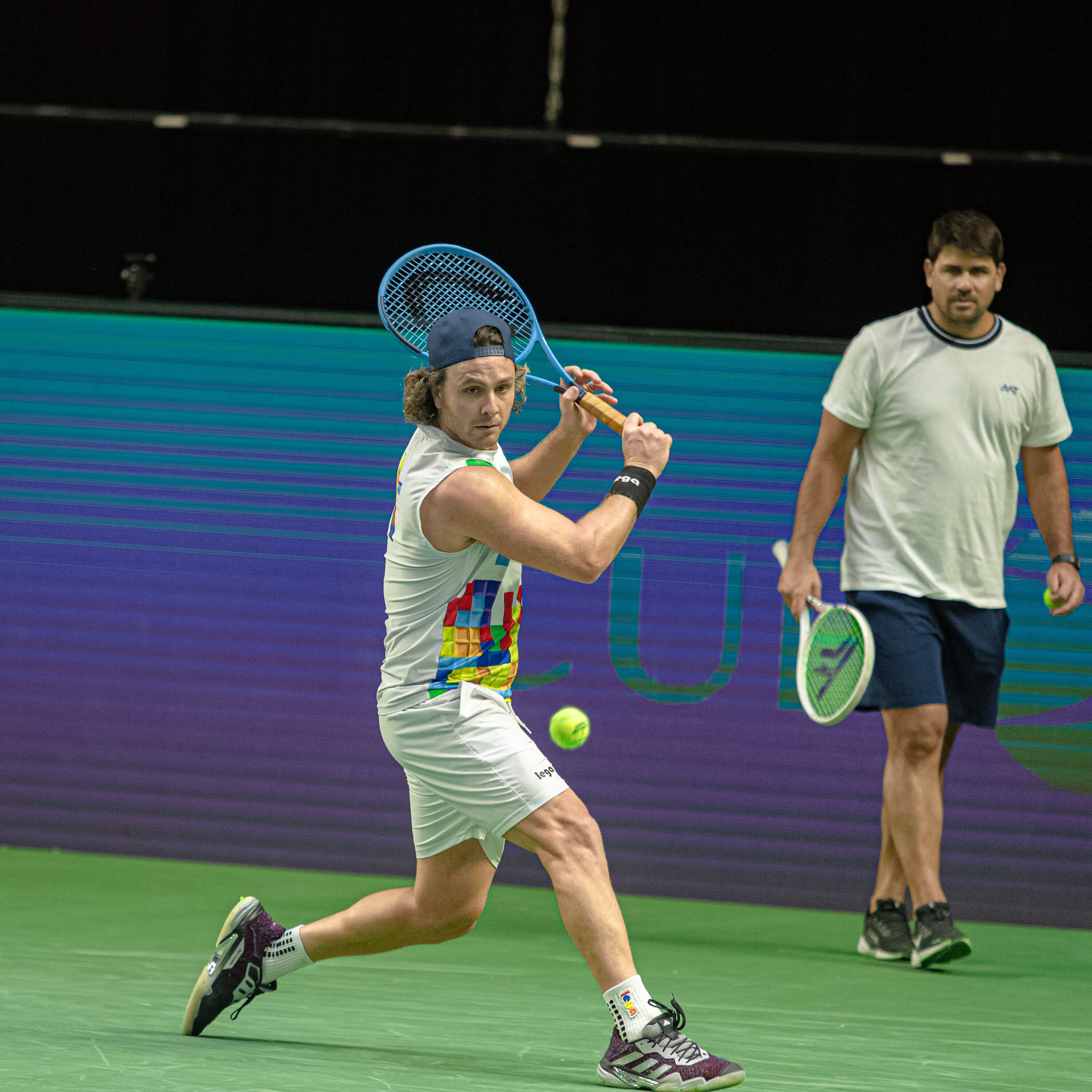 Marco Trungelliti entrenándose en Busan, ante la mirada del subcapitán de la Copa Davis, Eduardo Schwank
