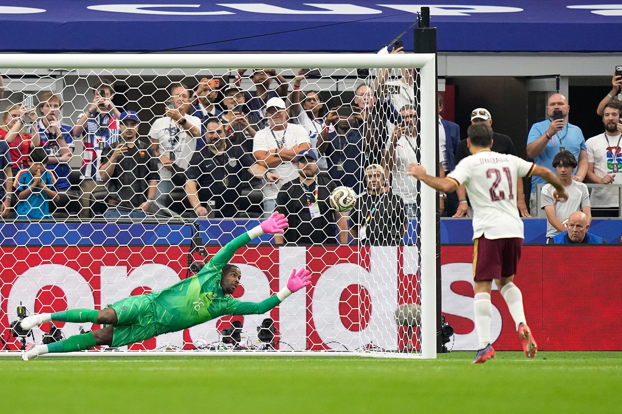 Mikel Oyarzabal anota de penal el 1-0 para España (AP Photo/Ashley Landis)