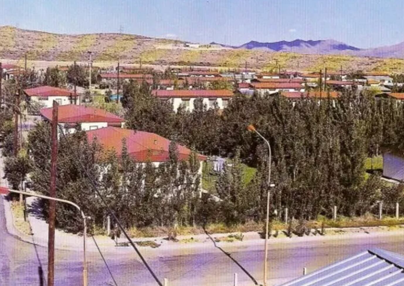 El pueblo en pleno auge, con su urbanización de tipo grilla y viviendas prefabricadas.