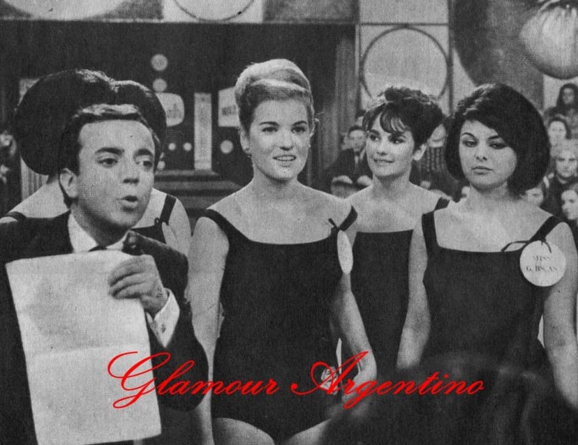 Viviana Dellavedova, en el centro de la imagen, el día de su consagración como Miss Argentina 1964, a sus 19 años, en Sábados Circulares, el programa de Pipo Mancera