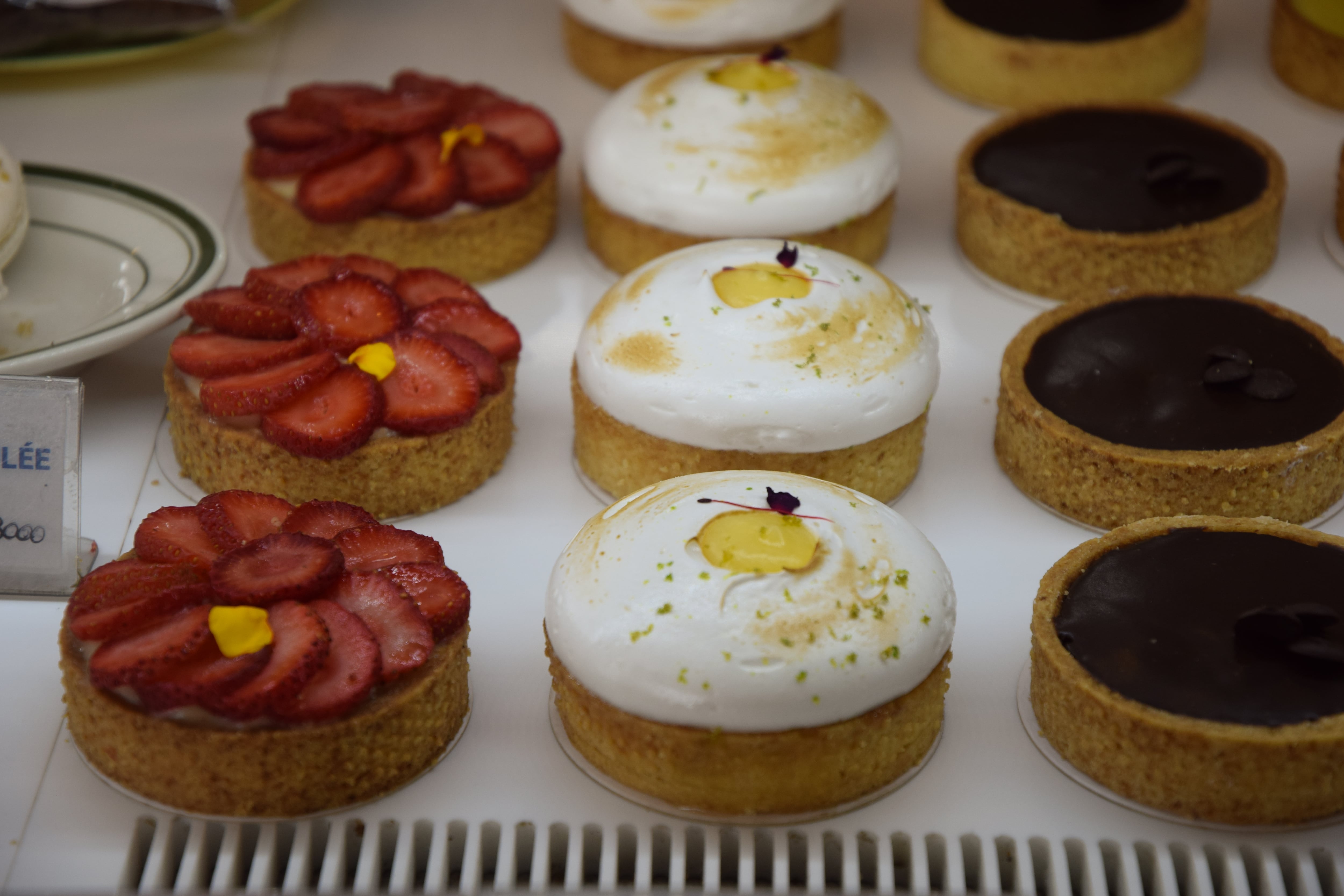 Las típicas tarteletas francesas de limón, crema pastelera y frutilla o chocolate se destacan en el mostrador
