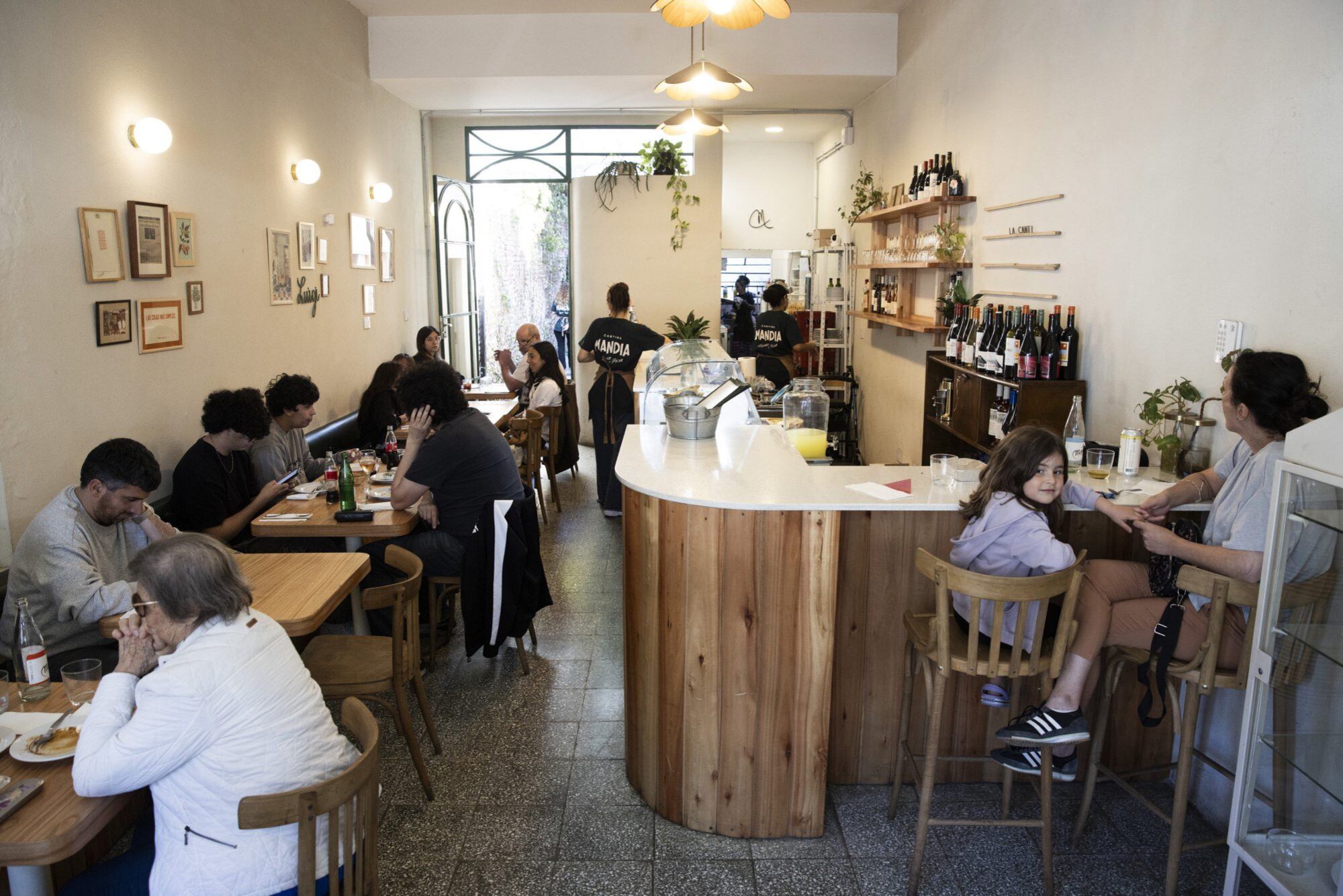 Barra, pocas mesas y ambiente relajado: el sello de Mandia