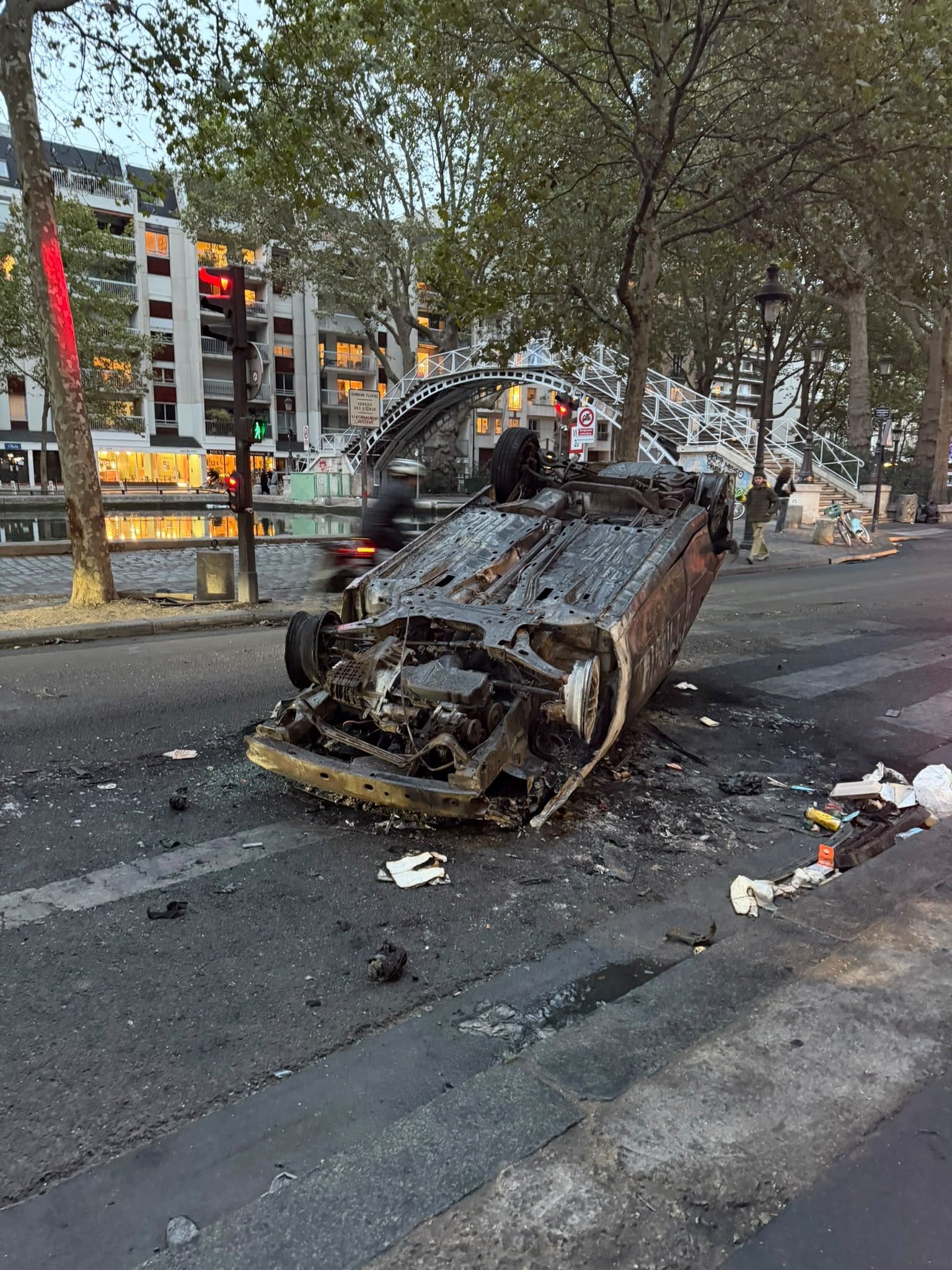 Un auto destrozado en las calles de París