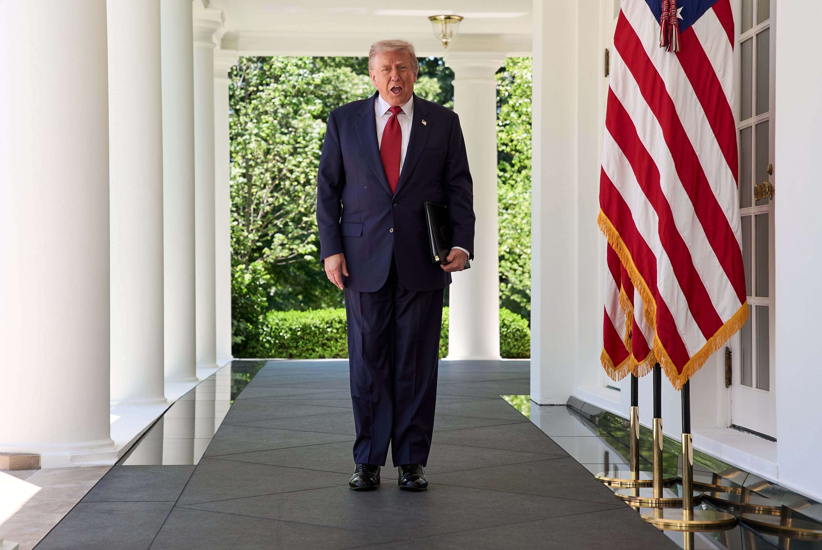 El presidente de Estados Unidos, Donald Trump, camina por la Casa Blanca.