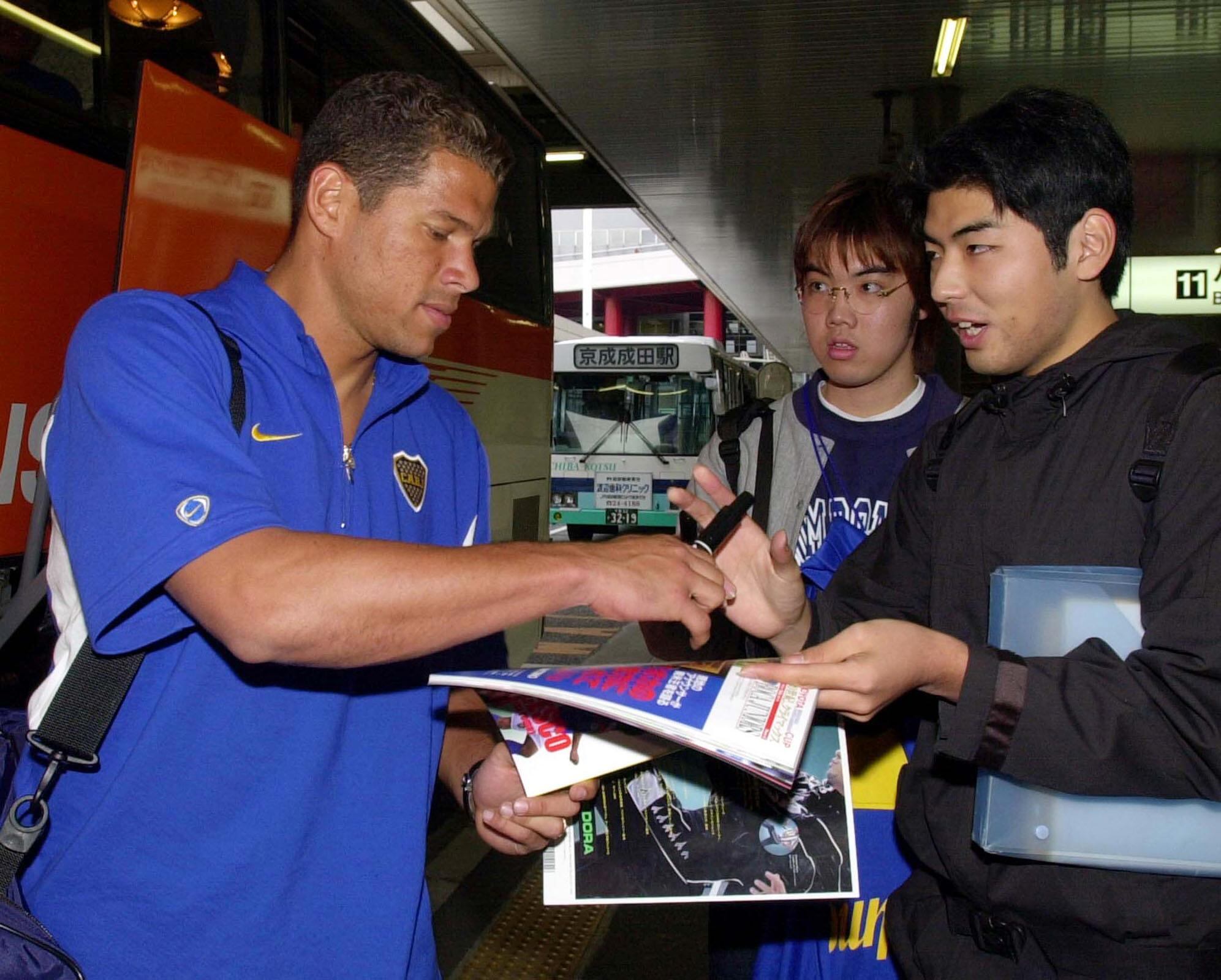 El arquero Oscar Córdoba firma autógrafos en su llegada al Aeropuerto Internacional de Tokio, en Narita, el 22 de noviembre de 2000