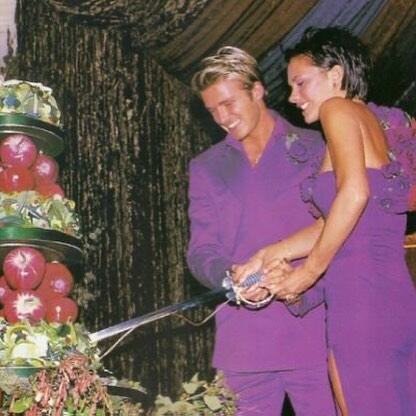 La torta nupcial fue decorada en forma de árbol con manzanas y usaron una espada para cortar la primera porción (Foto: Instagram @davidbeckham)