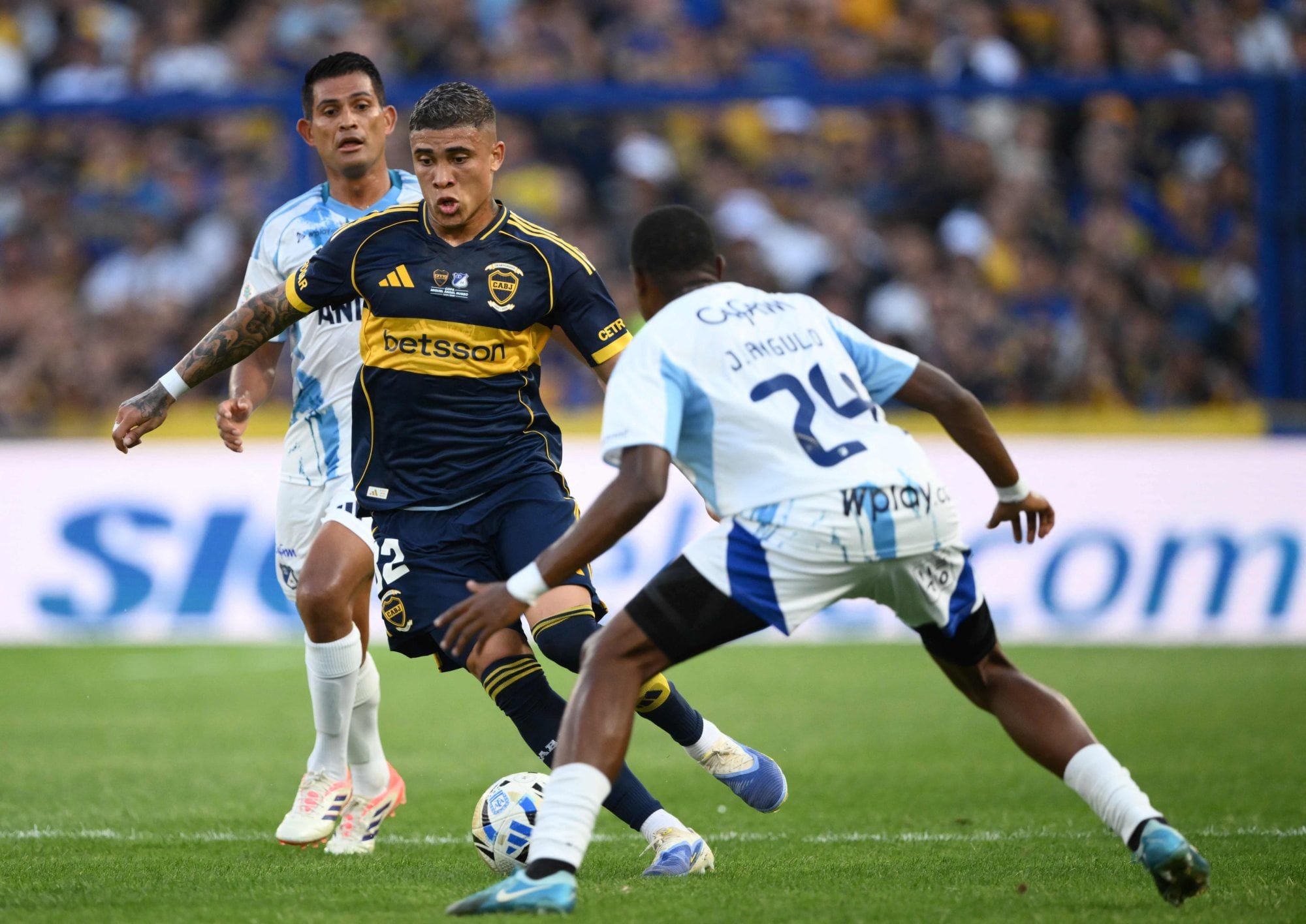 Ayrton Costa, una pieza firme en la zaga de Boca